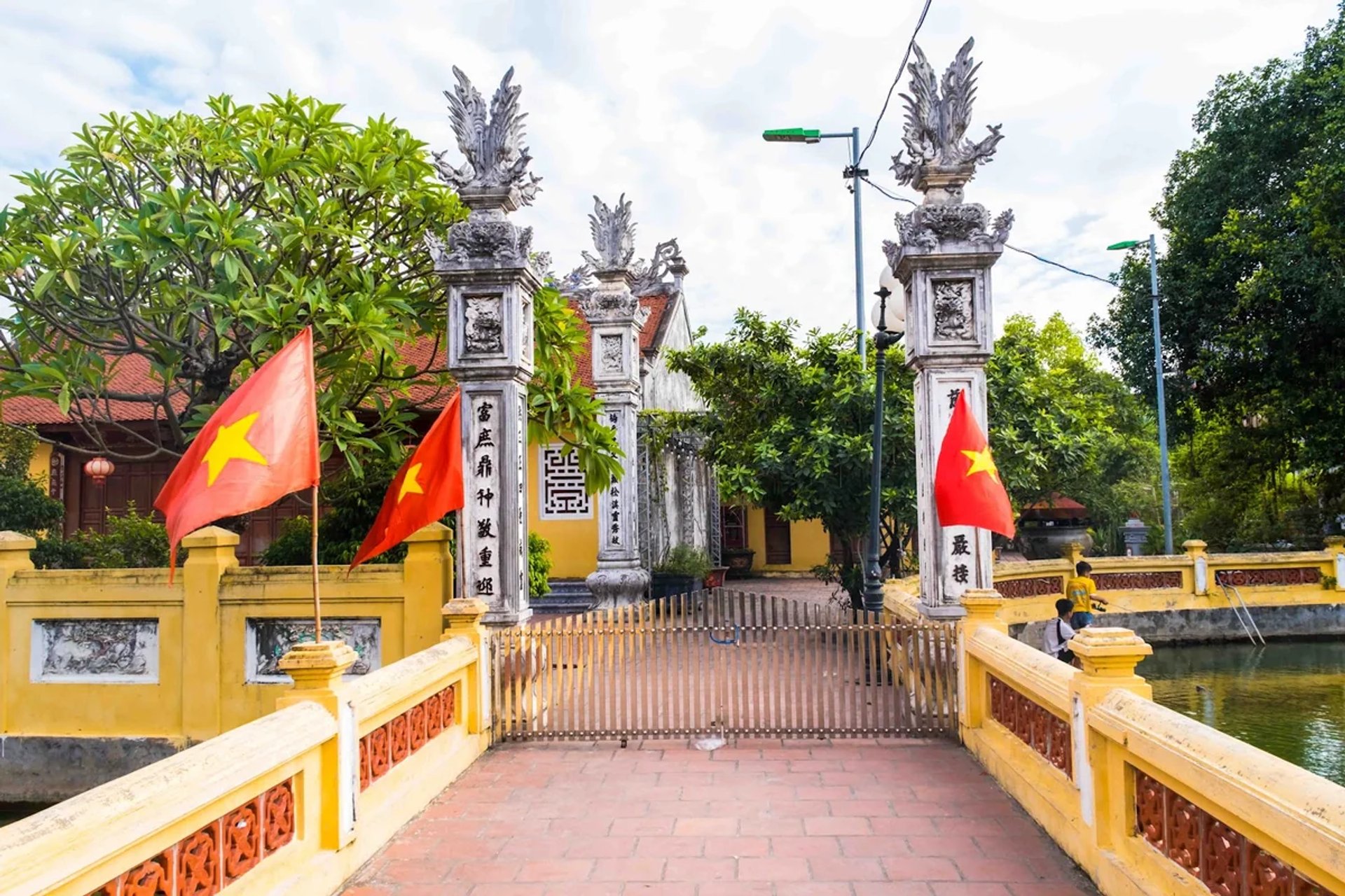 Lối vào Nghi môn tứ trụ và cầu gạch qua giếng tròn đình Phú Thứ