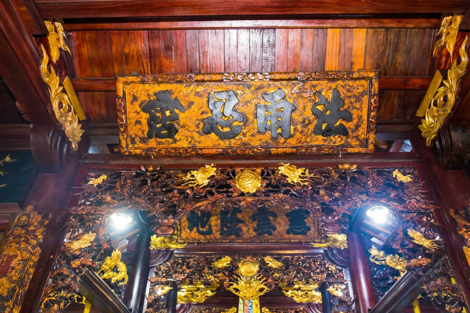 Hoành phi cổ Pháp Vũ Nhẫn Vân thếp vàng