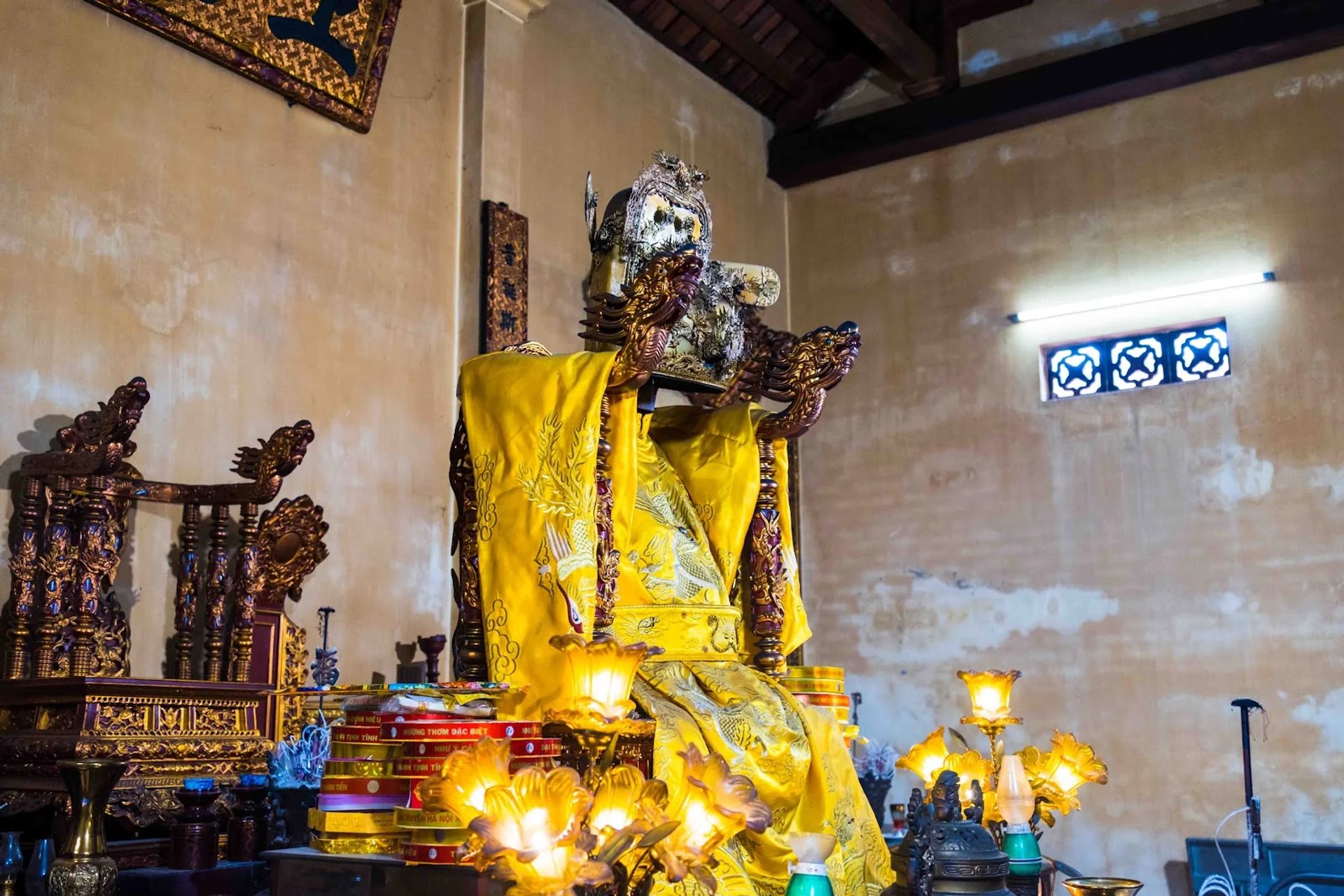 Không gian chính điện phụng thờ Thành hoàng làng tại Đình Phú Thứ