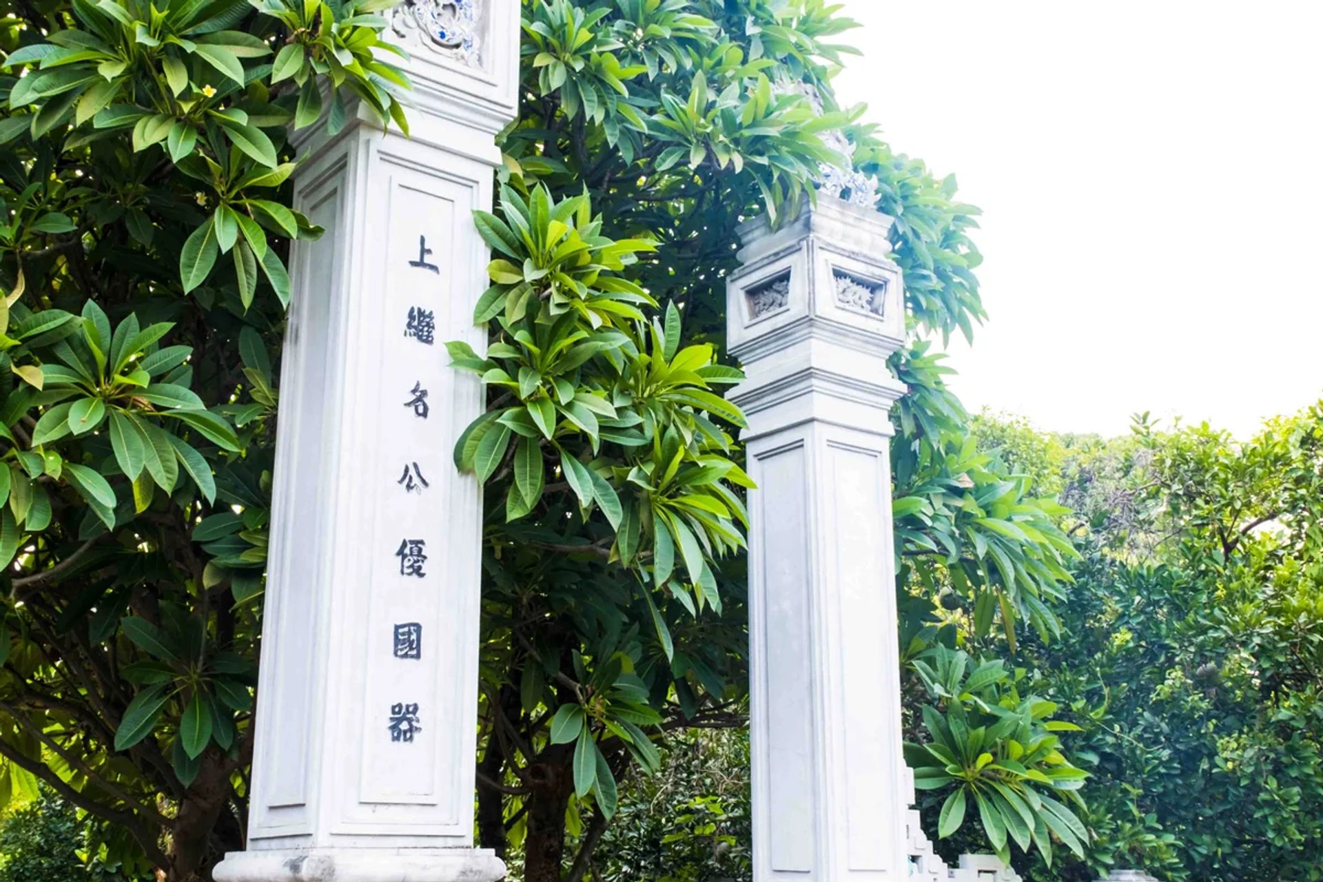 Trụ đồng trụ cổng Miếu Vườn Chùa xây năm 2020
