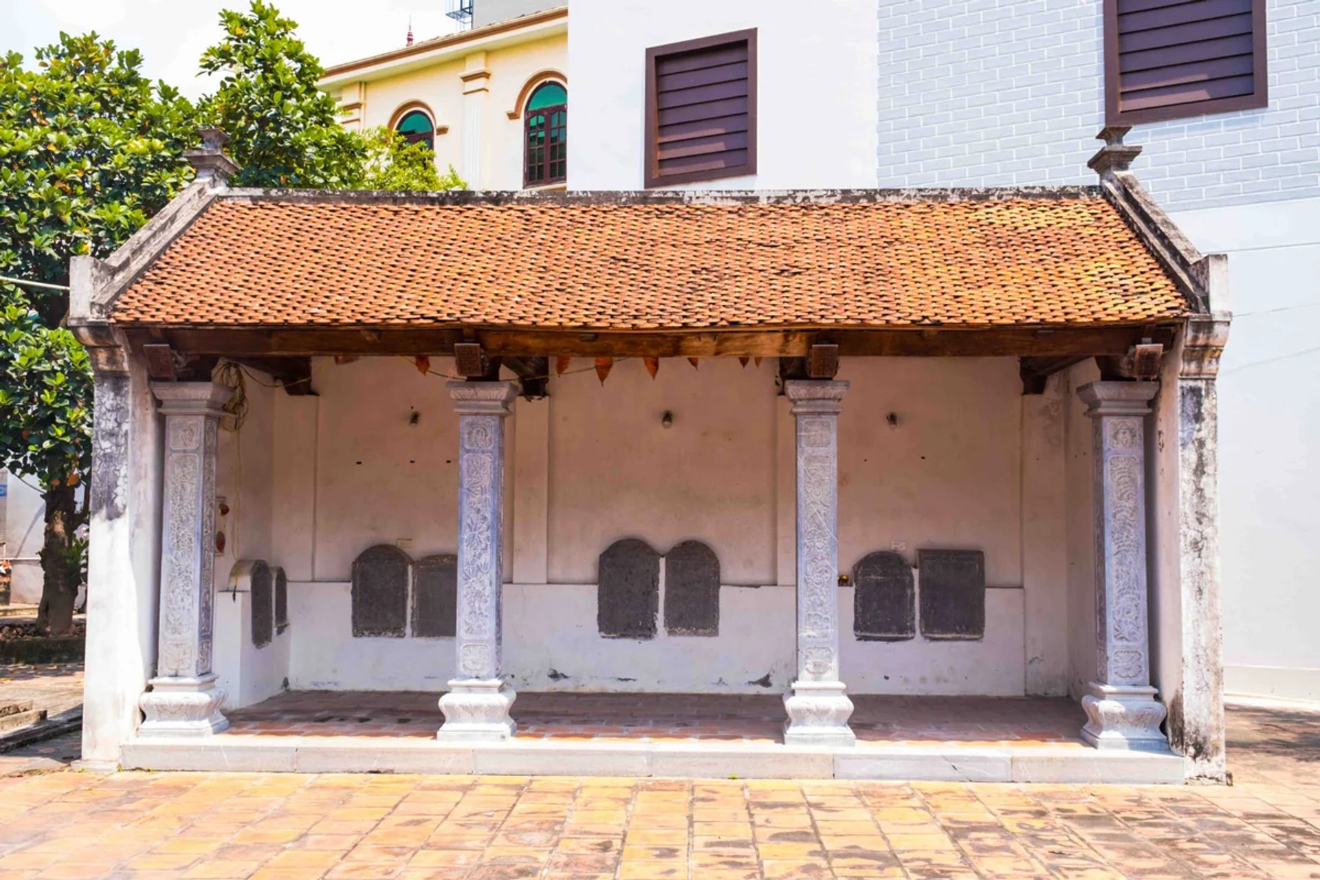 Dãy nhà Tả mạc nơi lưu giữ và bảo quản hệ thống bia đá cổ
