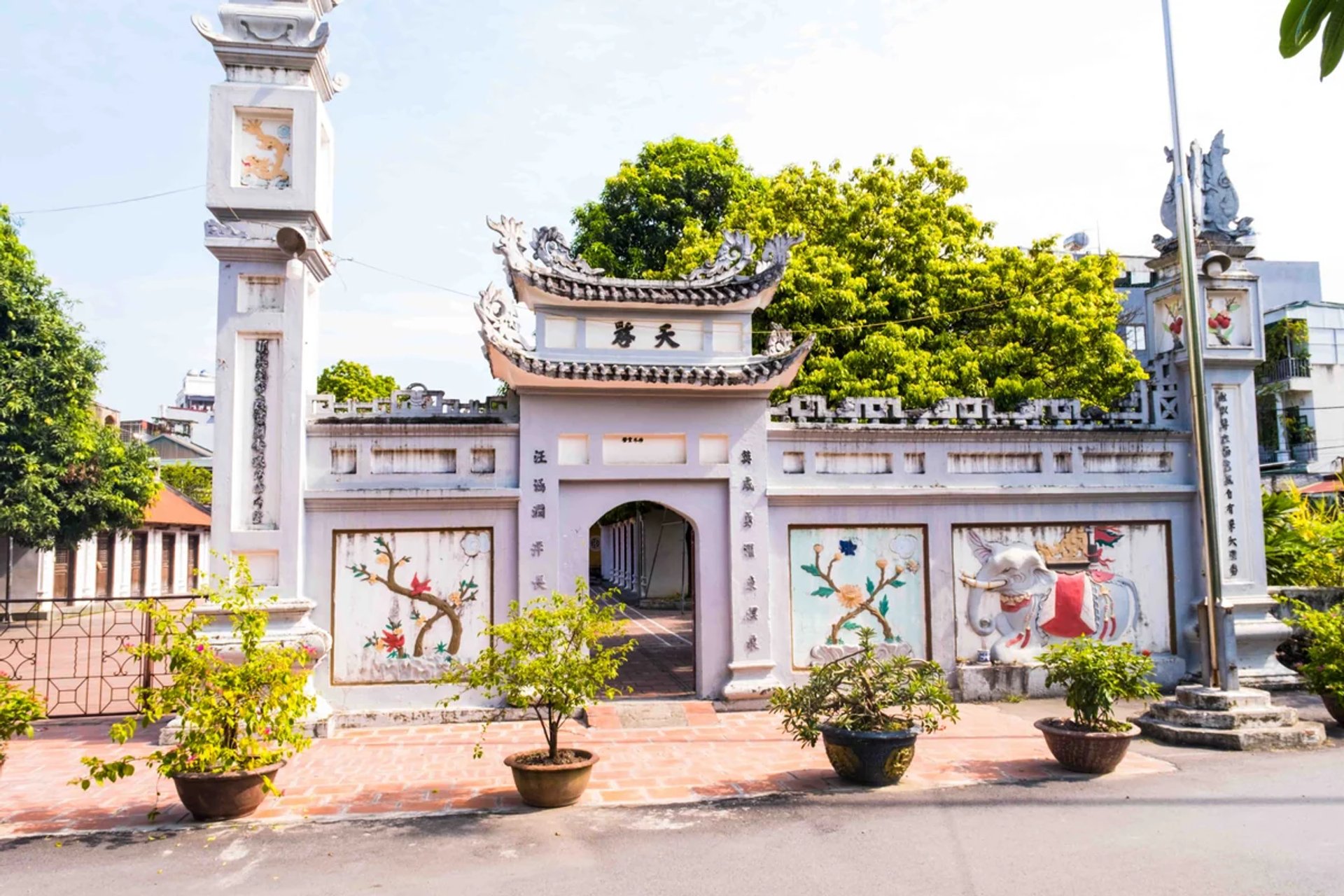 Phù điêu Voi trắng Bạch Tượng đắp nổi uy nghiêm trên cổng đình Đại Mỗ