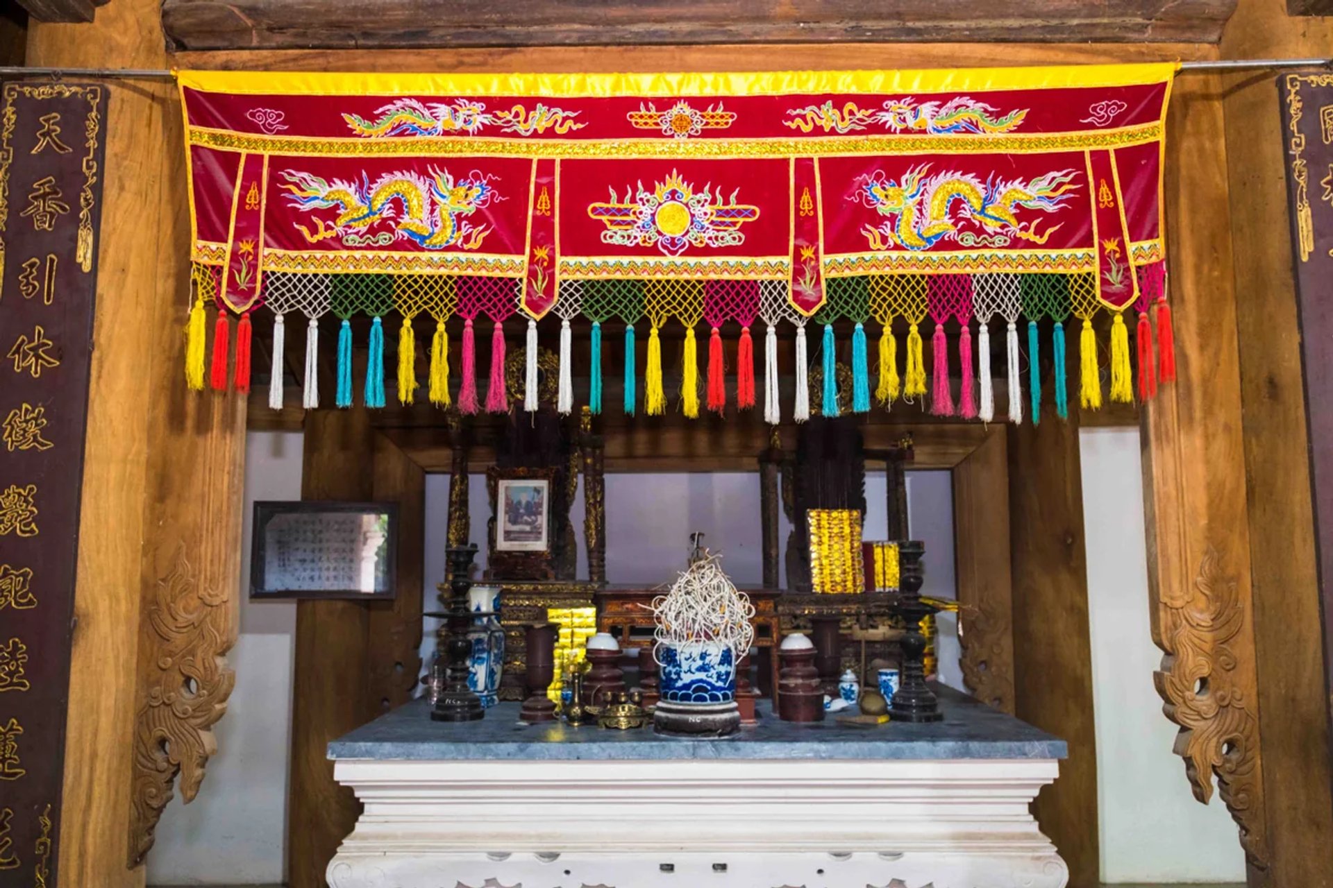 Gian thờ chính điện với y môn thêu