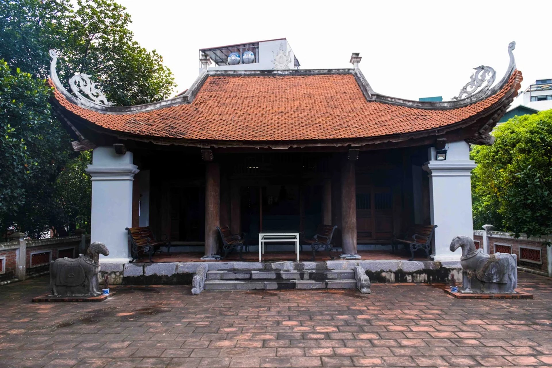 Mặt tiền Miếu Vườn Chùa 3 gian với cổng đồng trụ và bình phong đá