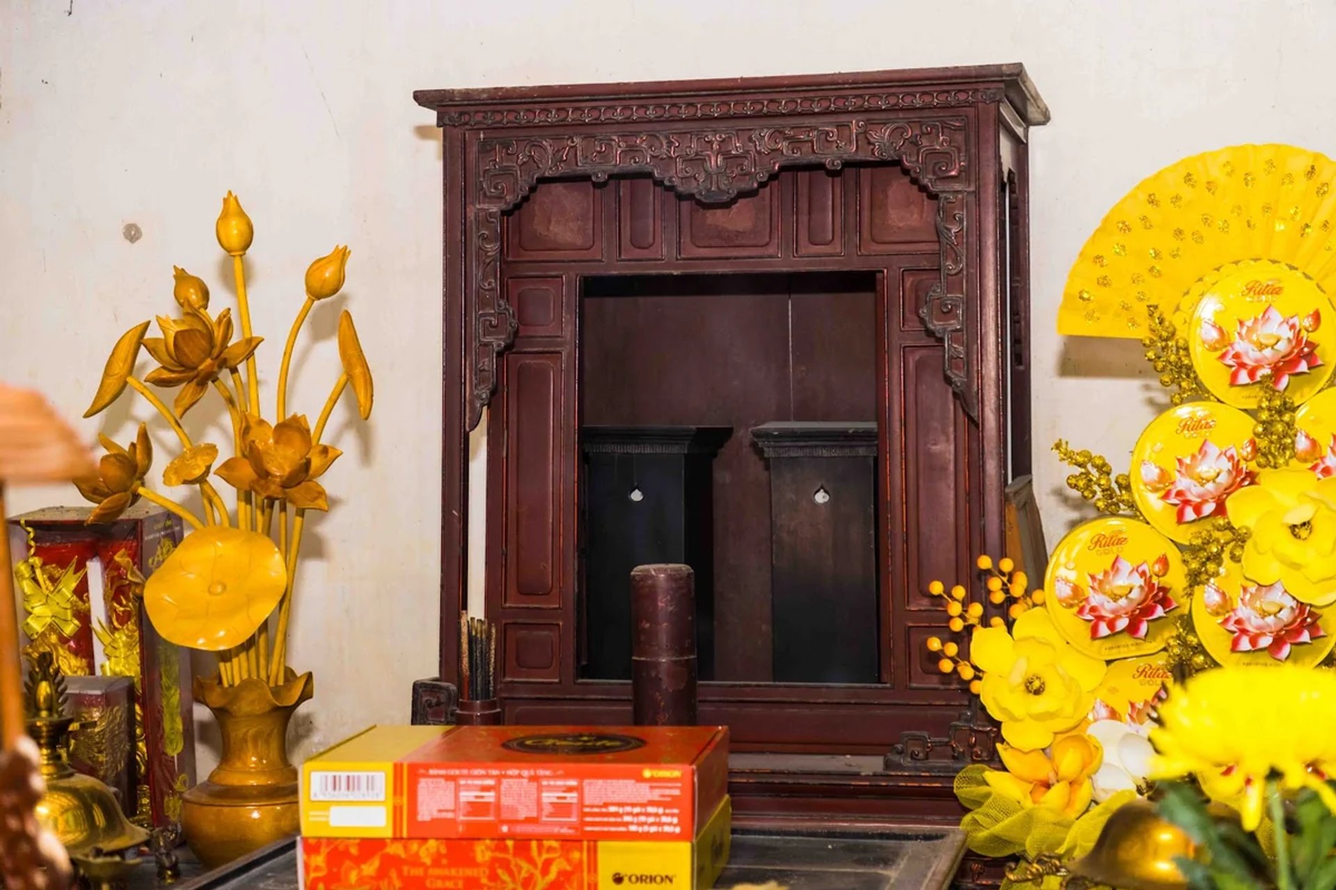 Khám thờ gỗ cổ chạm trổ hoa văn chữ Hán