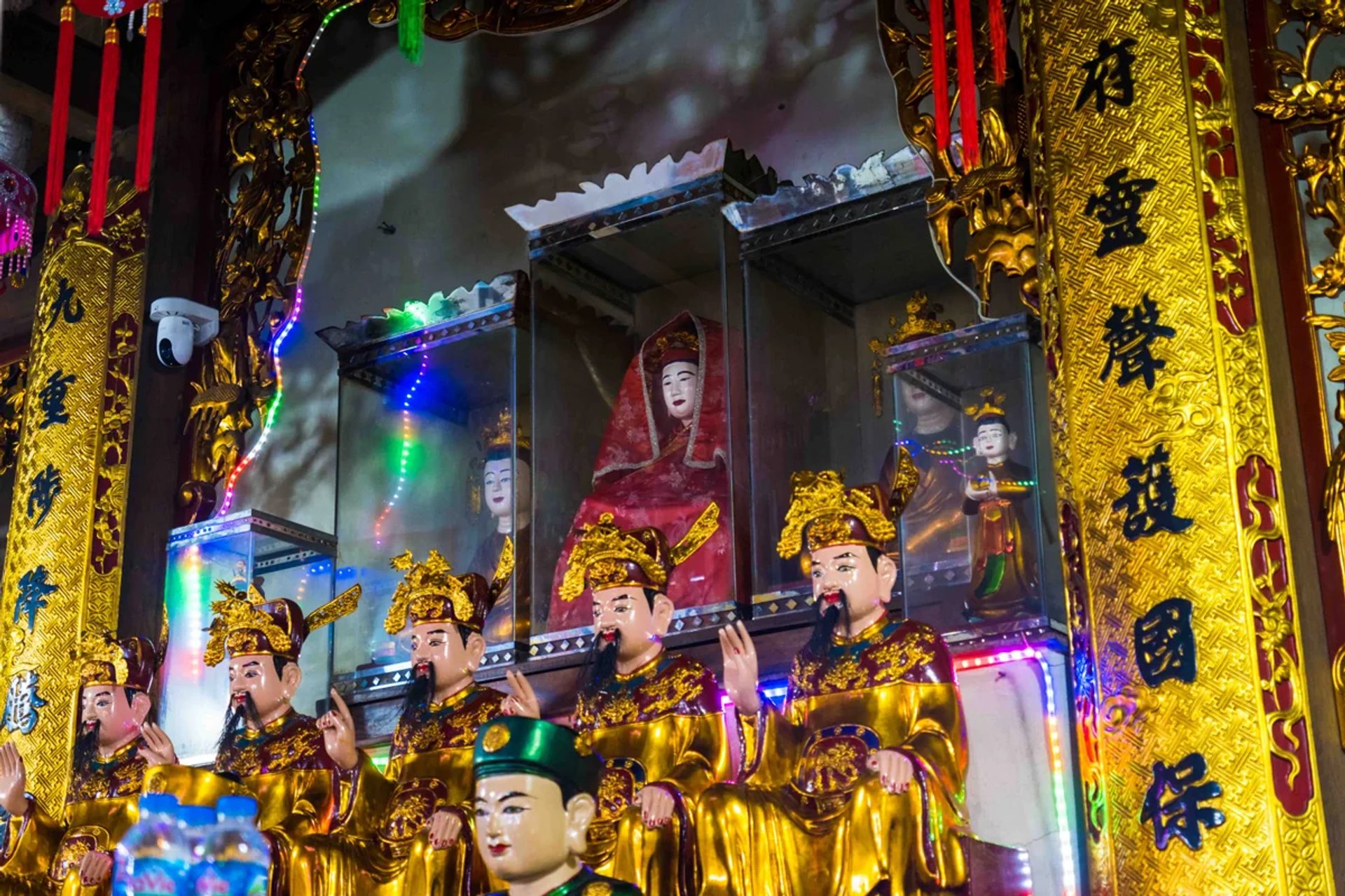 Ban thờ Tam tòa Thánh Mẫu và Đức Thánh Trần tại Nhà Mẫu Chùa Giao Quang