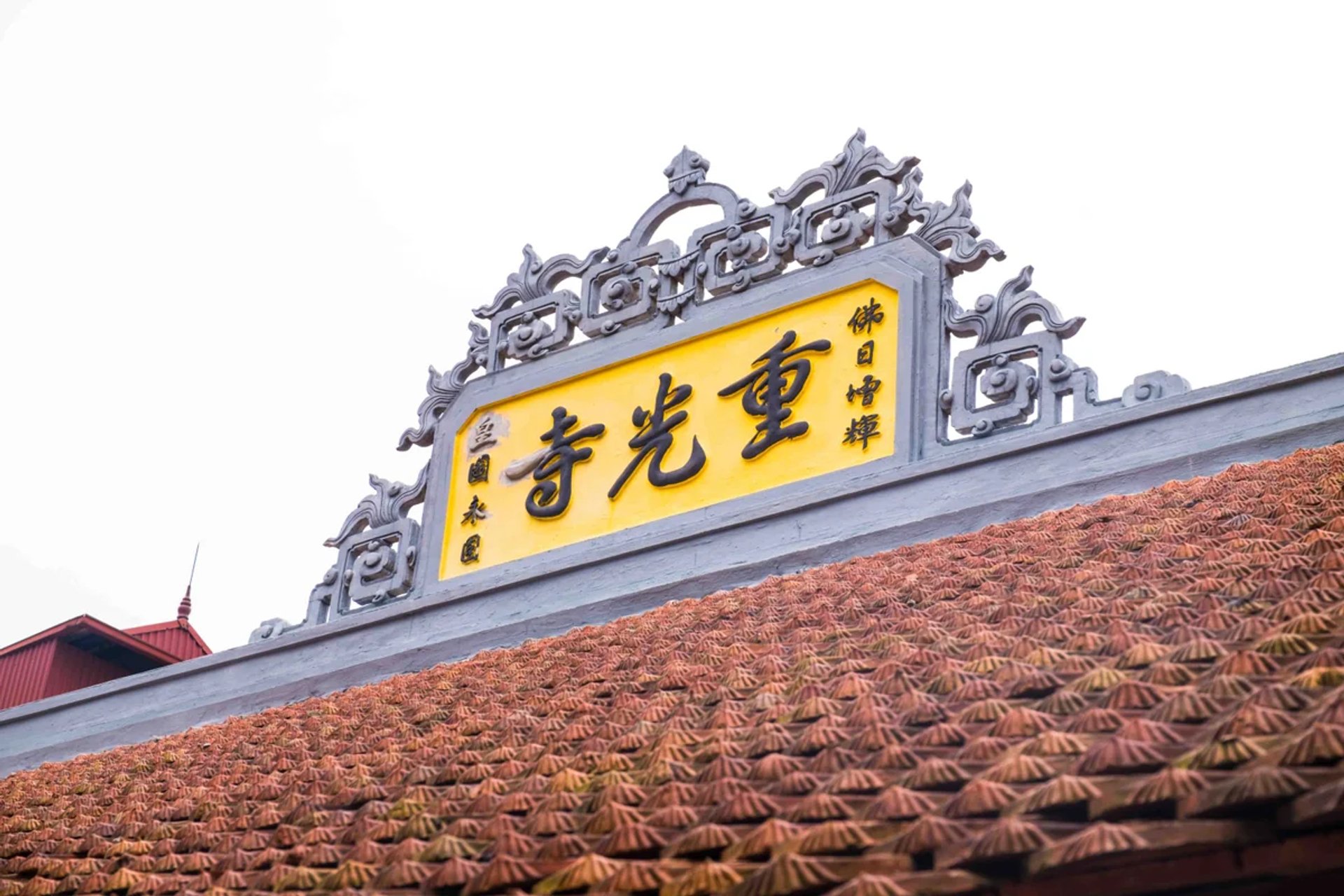 Mái ngói ri mũi hài và bức biển bờ nóc Trùng Quang Tự
