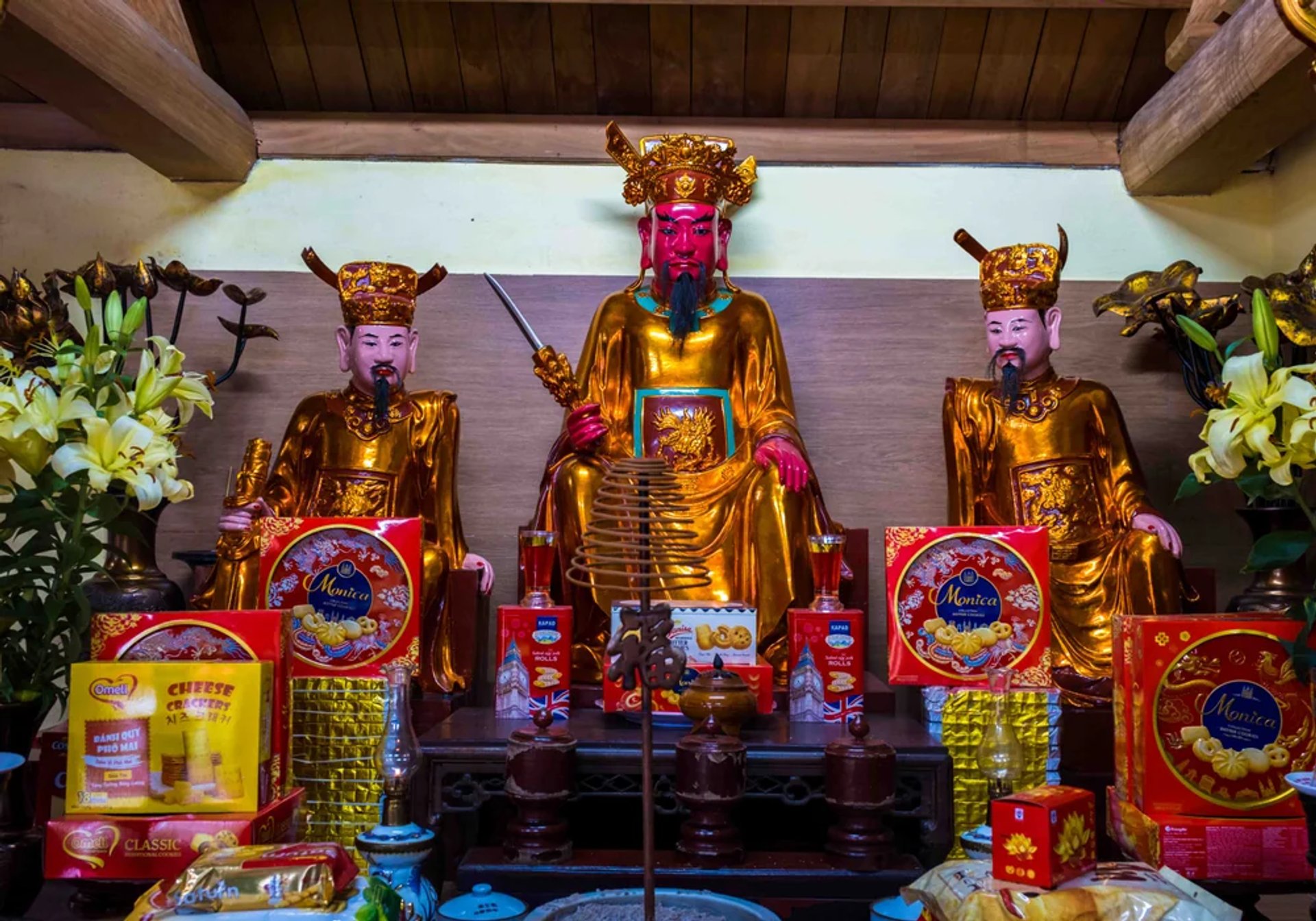 Ban thờ Giám Trai và Long Thần Thổ Địa