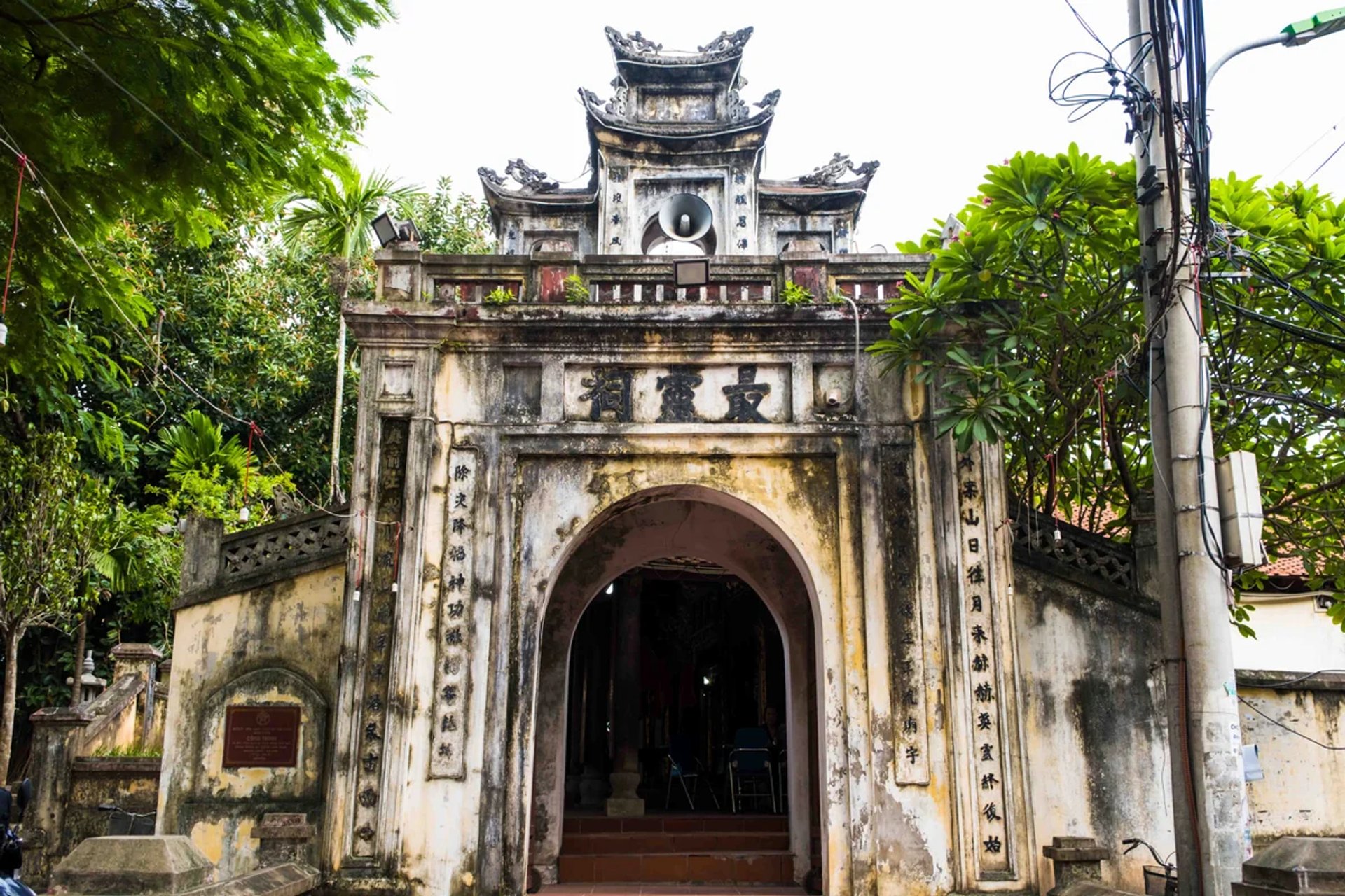 Sân đình và không gian tiền tế rộng thoáng