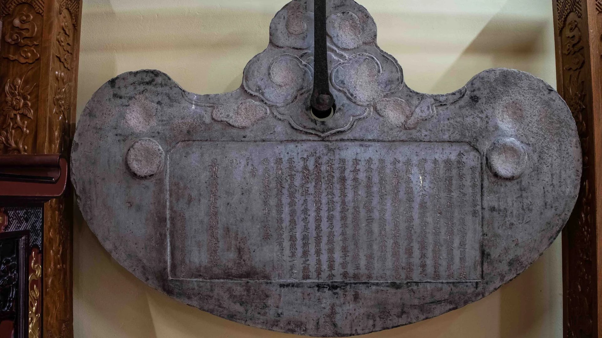Khánh đá cổ Vĩnh Thịnh thất niên 1705