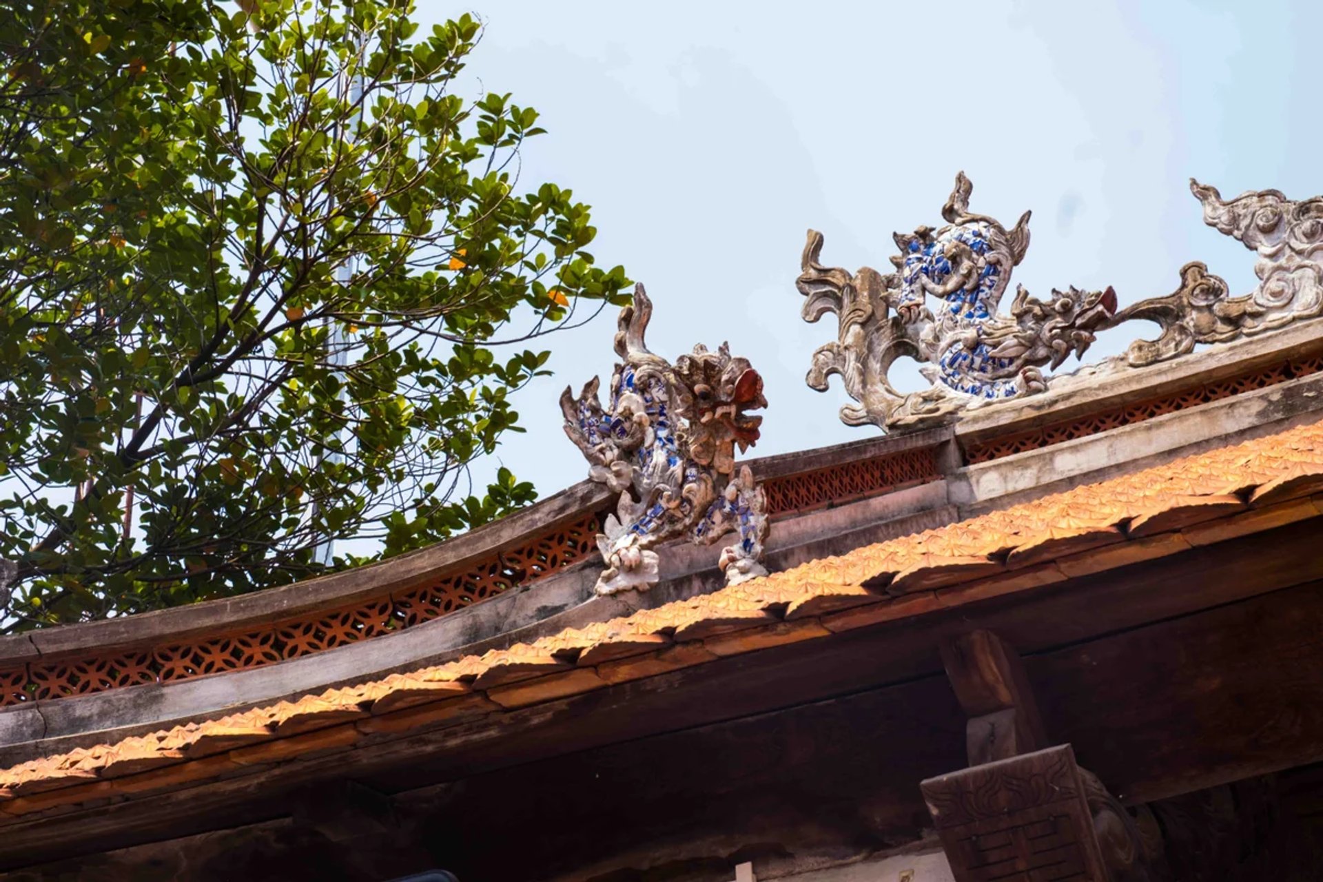 Bờ nóc đắp nổi rồng chầu ghém gốm sứ