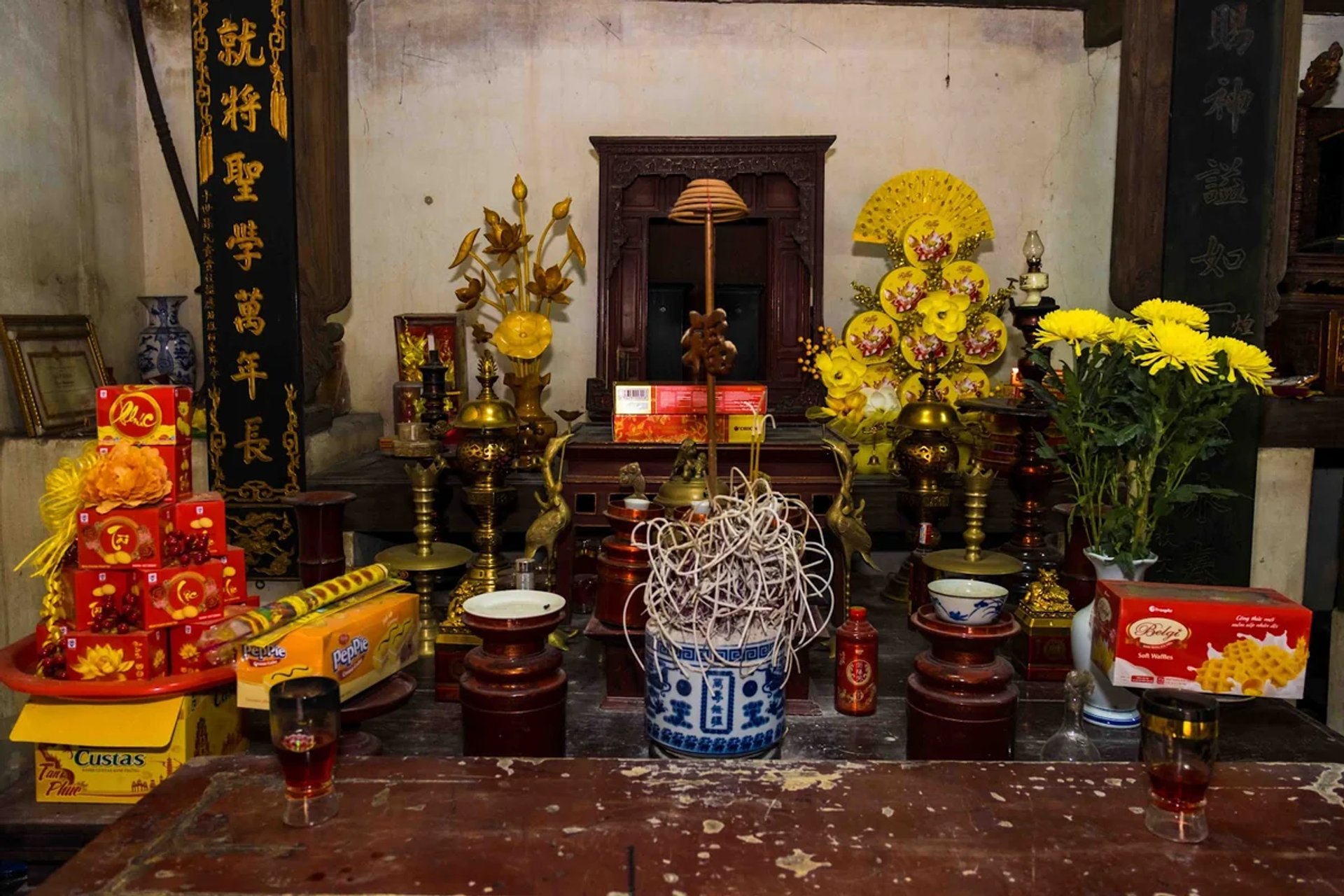 Gian thờ cổ kính với hoành phi câu đối sơn son thếp vàng