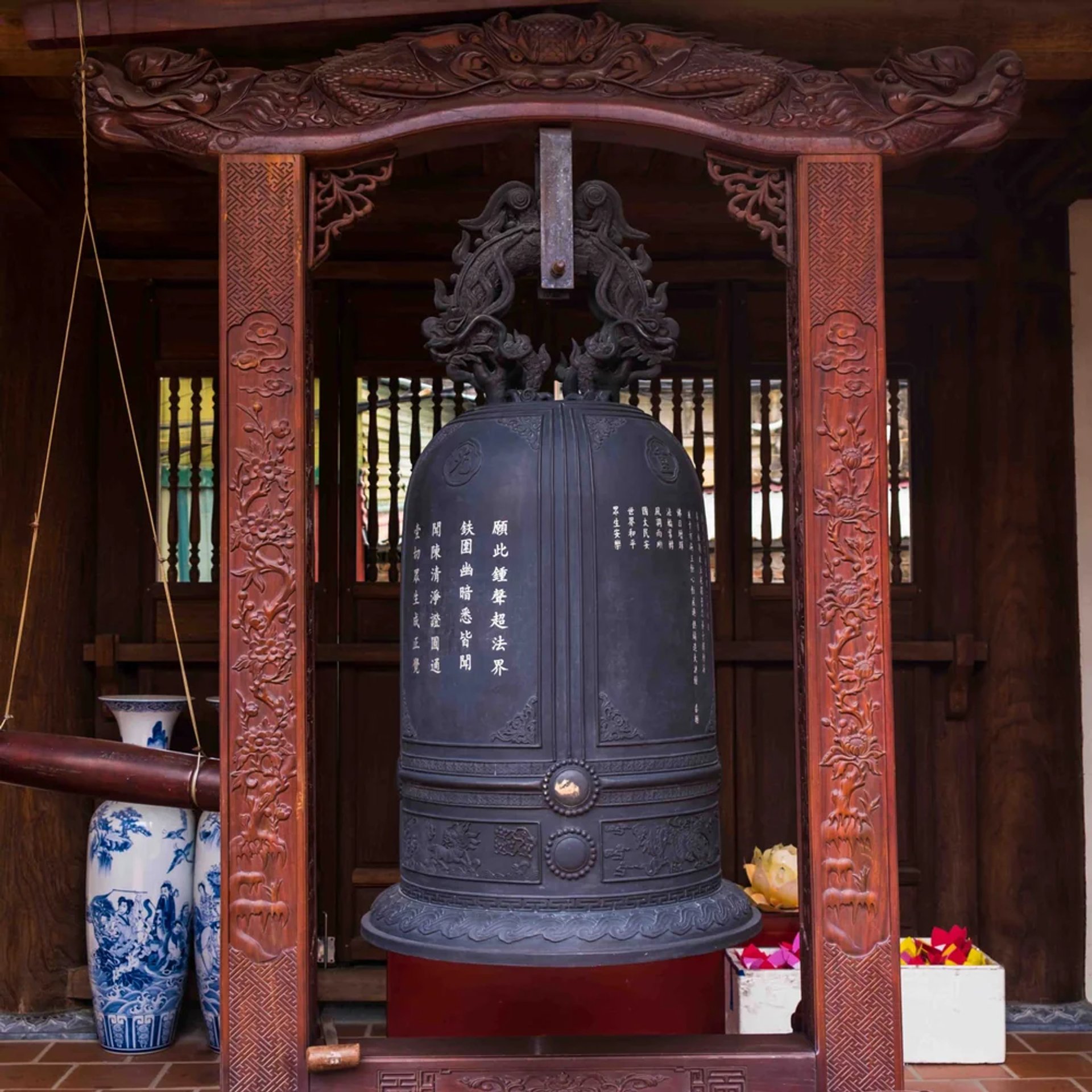 Quả chuông đồng lớn treo trên giá gỗ chạm rồng