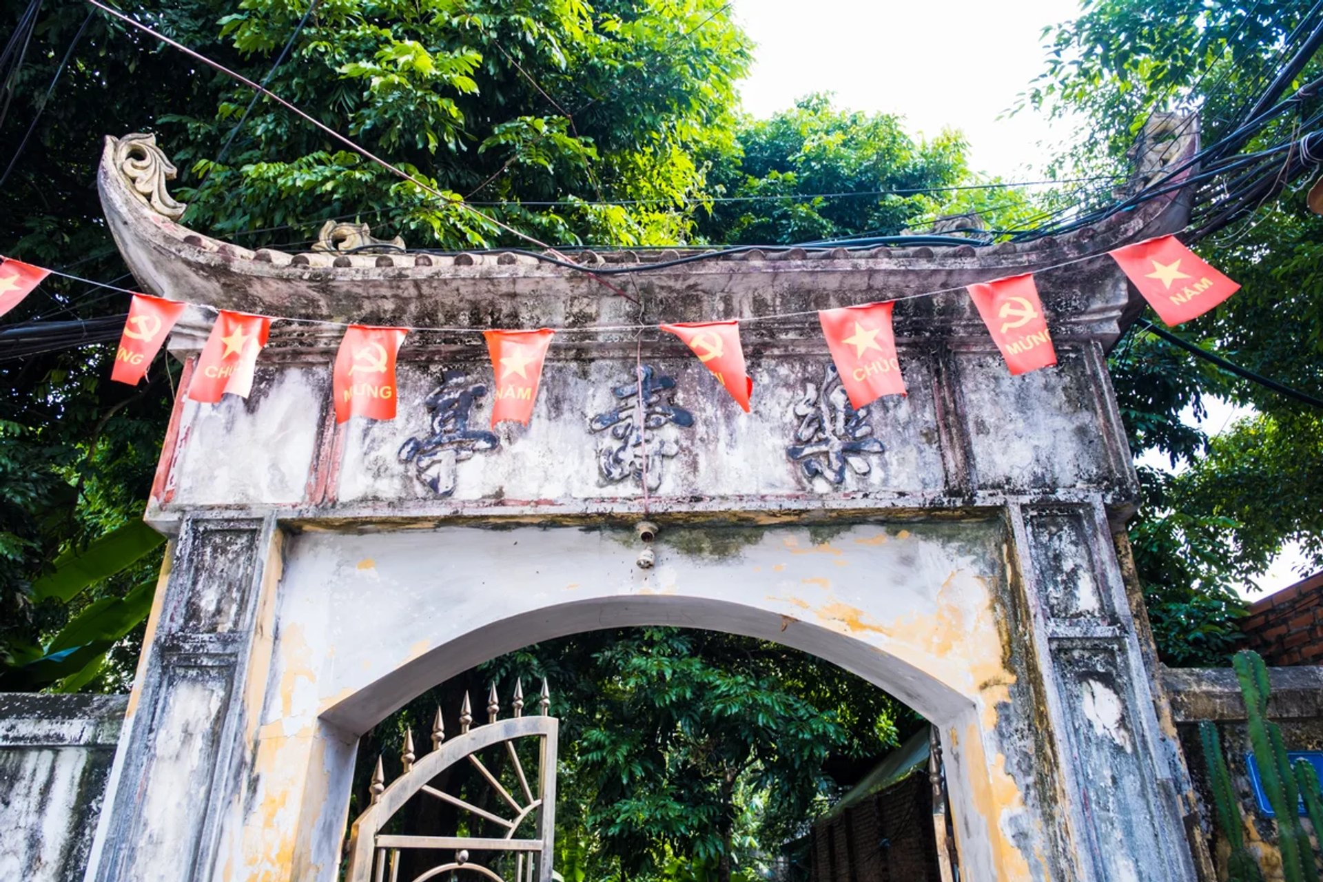 Cổng vòm cổ kính Miếu Lạc Thọ Đình đắp ba chữ Hán ngàn năm