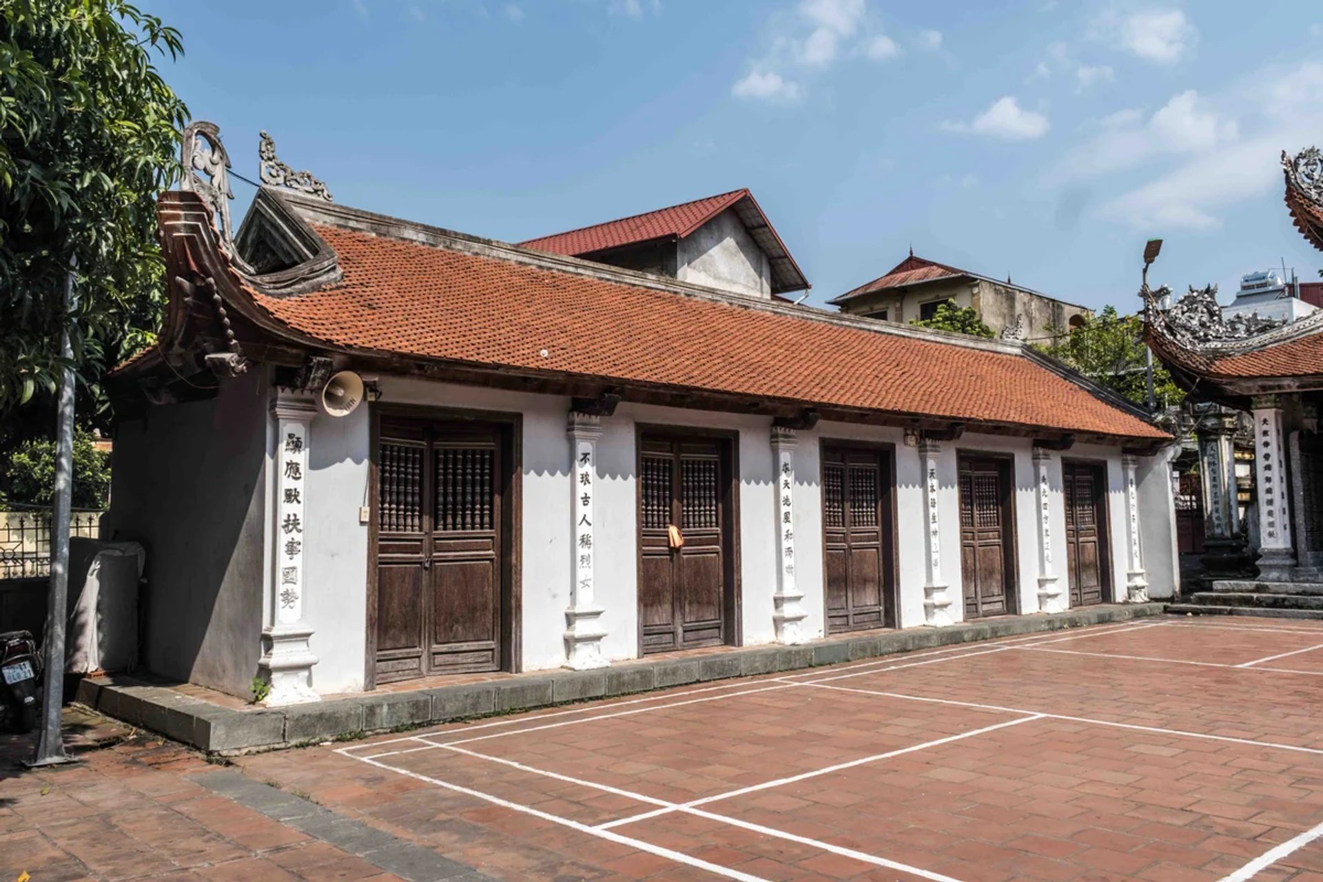 Dãy Tả mạc 5 gian cửa gỗ lim cổ kính