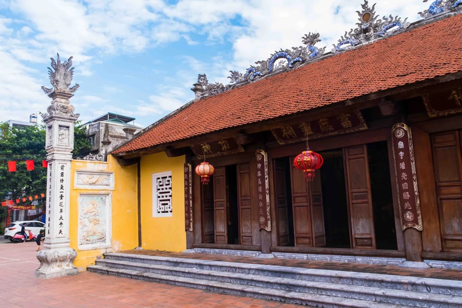 Mặt tiền Tòa Đại đình 5 gian với bậc tam cấp đá xanh và sân gạch