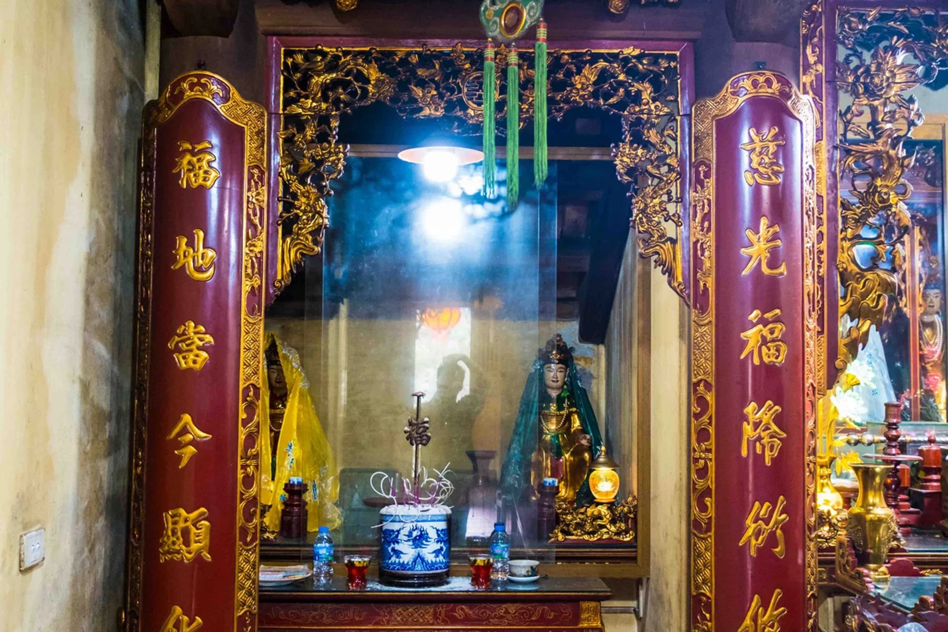 Ban thờ phụ hữu vũ và câu đối cổ