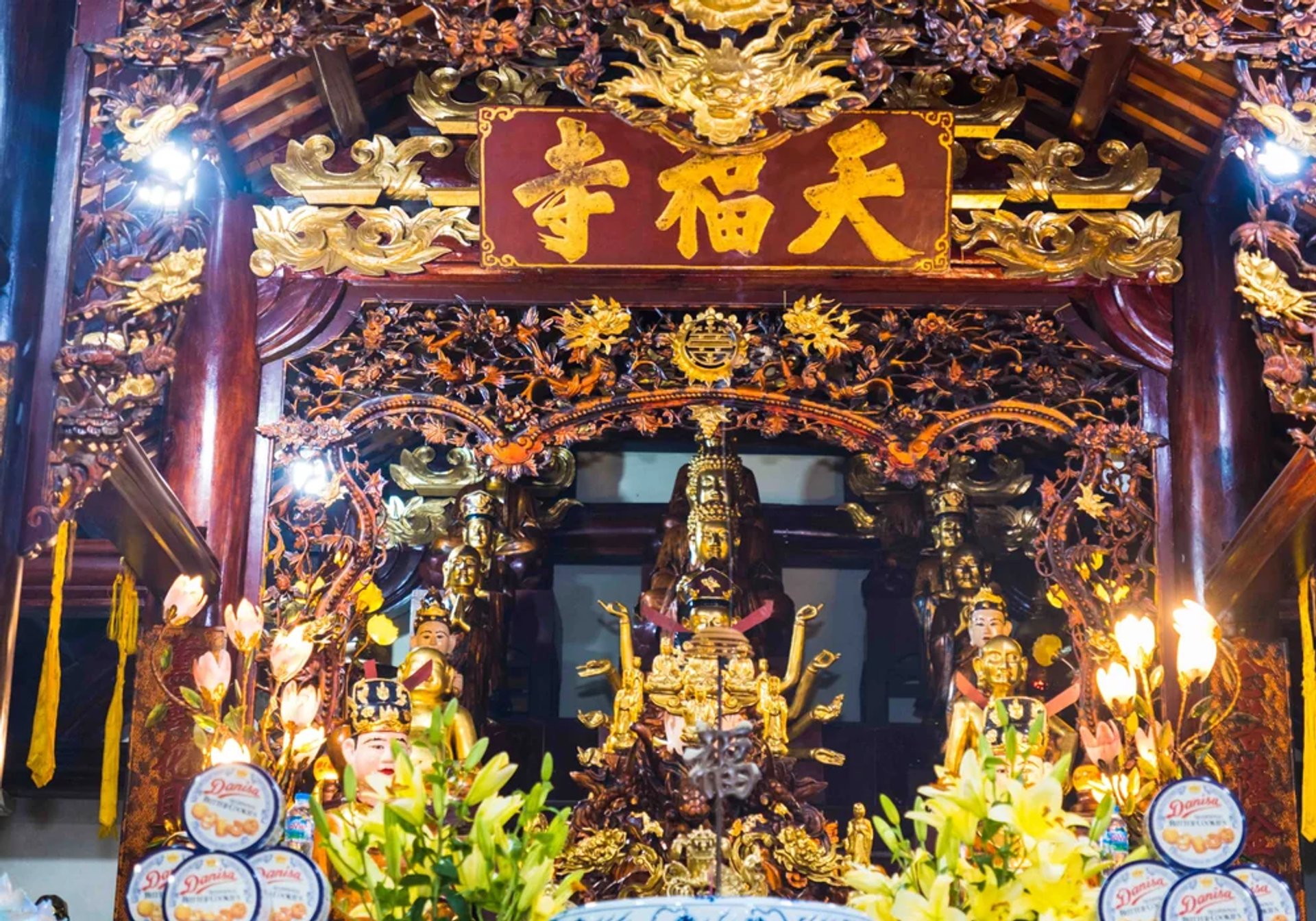 Hệ thống tượng Phật bài trí giật cấp trên Phật điện Tam Bảo