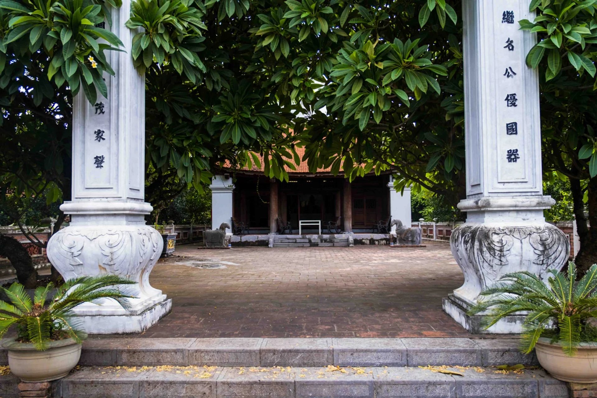 Cổng vào Miếu Vườn Chùa nhìn từ bên ngoài