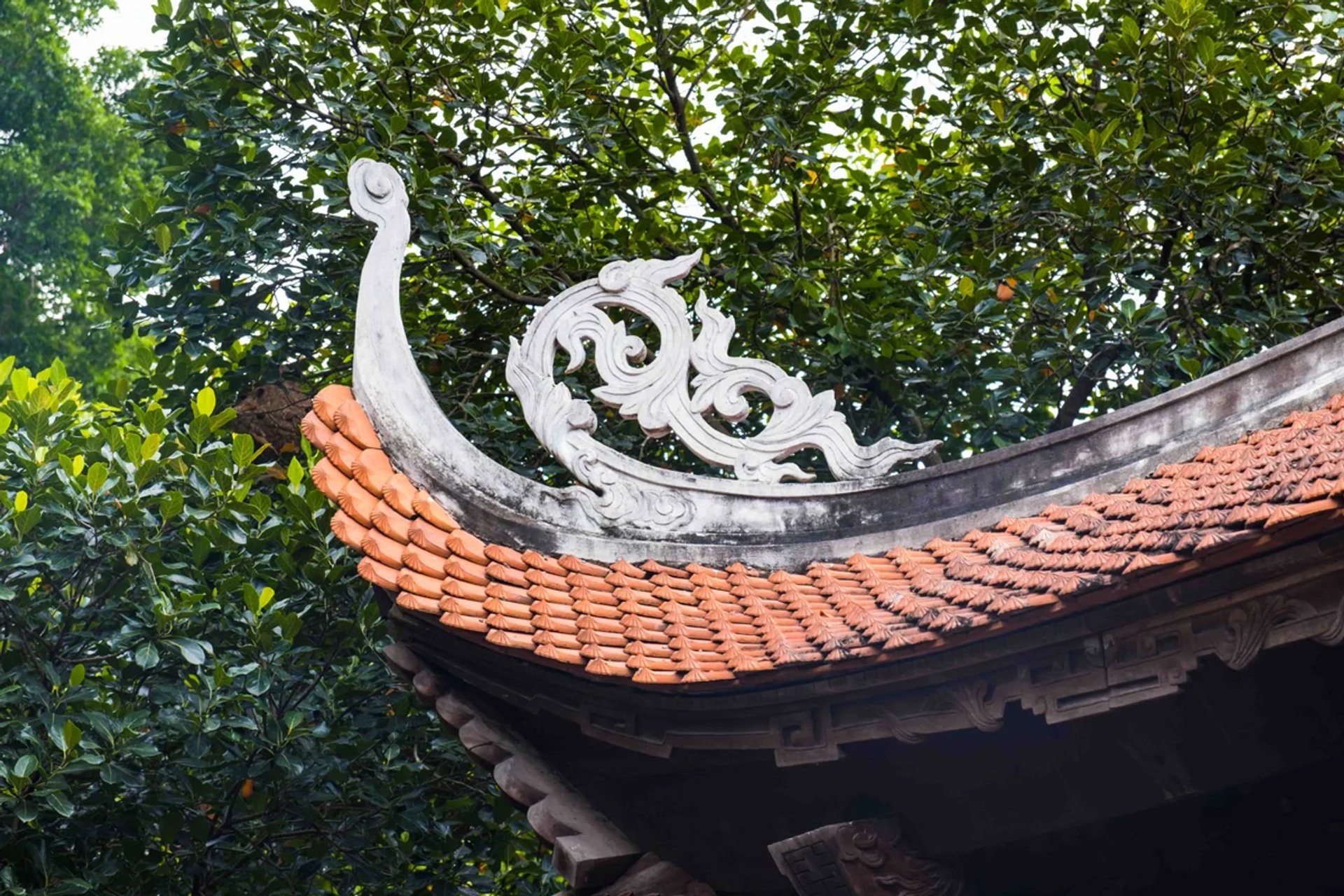 Chi tiết đầu đao mái miếu tạo hình rồng cong vút