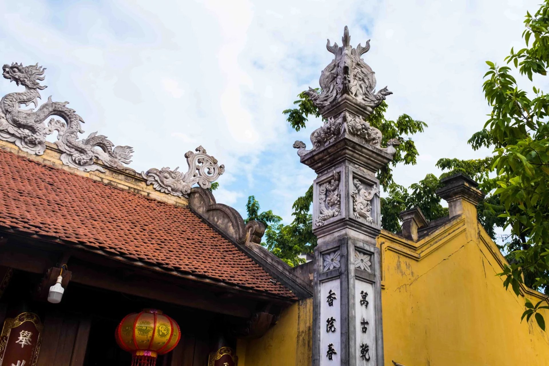 Cột đồng trụ đỉnh phượng hữu Đền Sòng Sơn