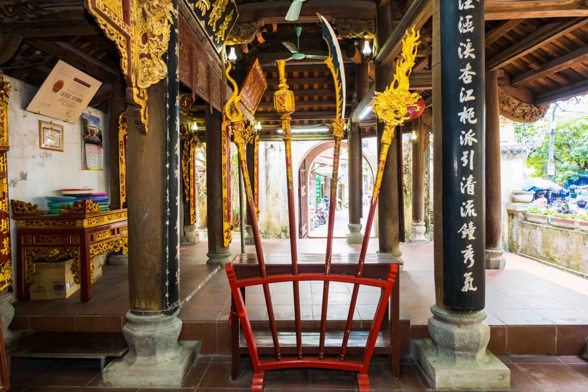 Bát bửu thần binh và đồ tế tự tại Đình Tây Mỗ