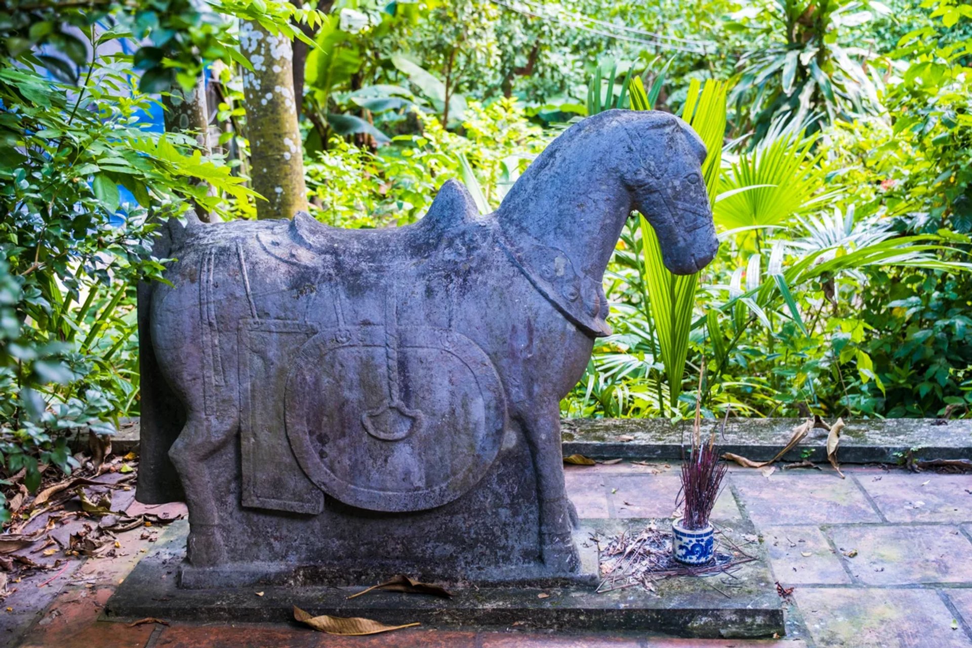 Đôi tượng ngựa đá cổ thời Lê Trung Hưng - Nguyễn chạm khắc yên cương tinh mỹ