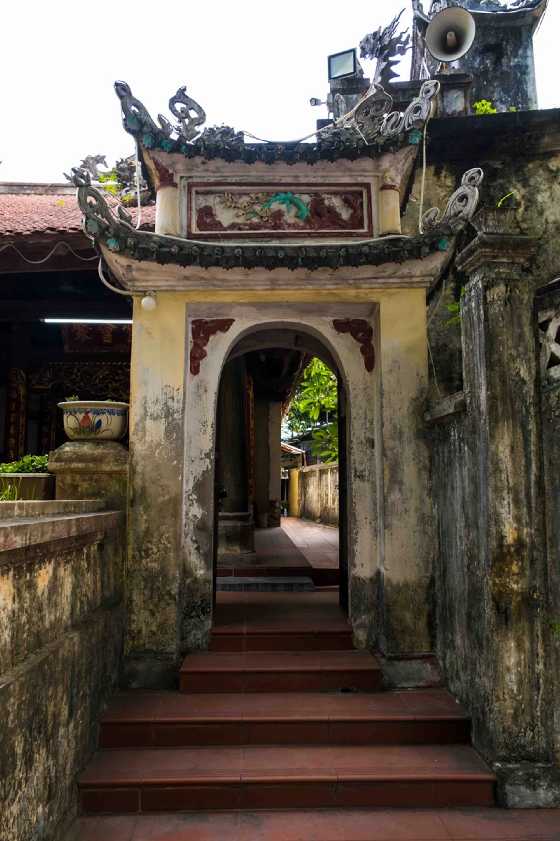 Lối vào mang cá và tường gạch cổ