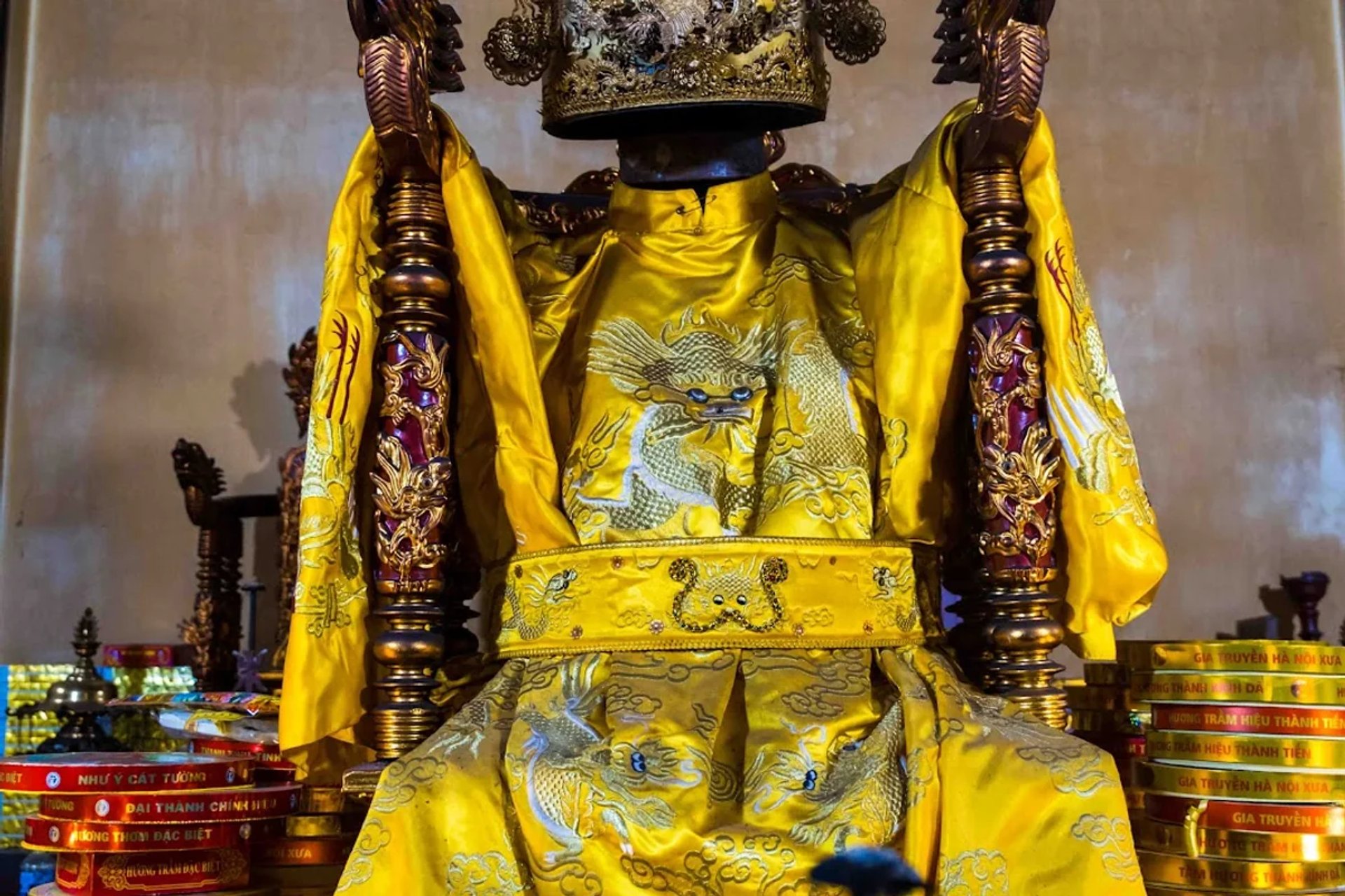 Gian thờ Nữ tướng Ả Lã Nàng Đê tại đình Phú Thứ