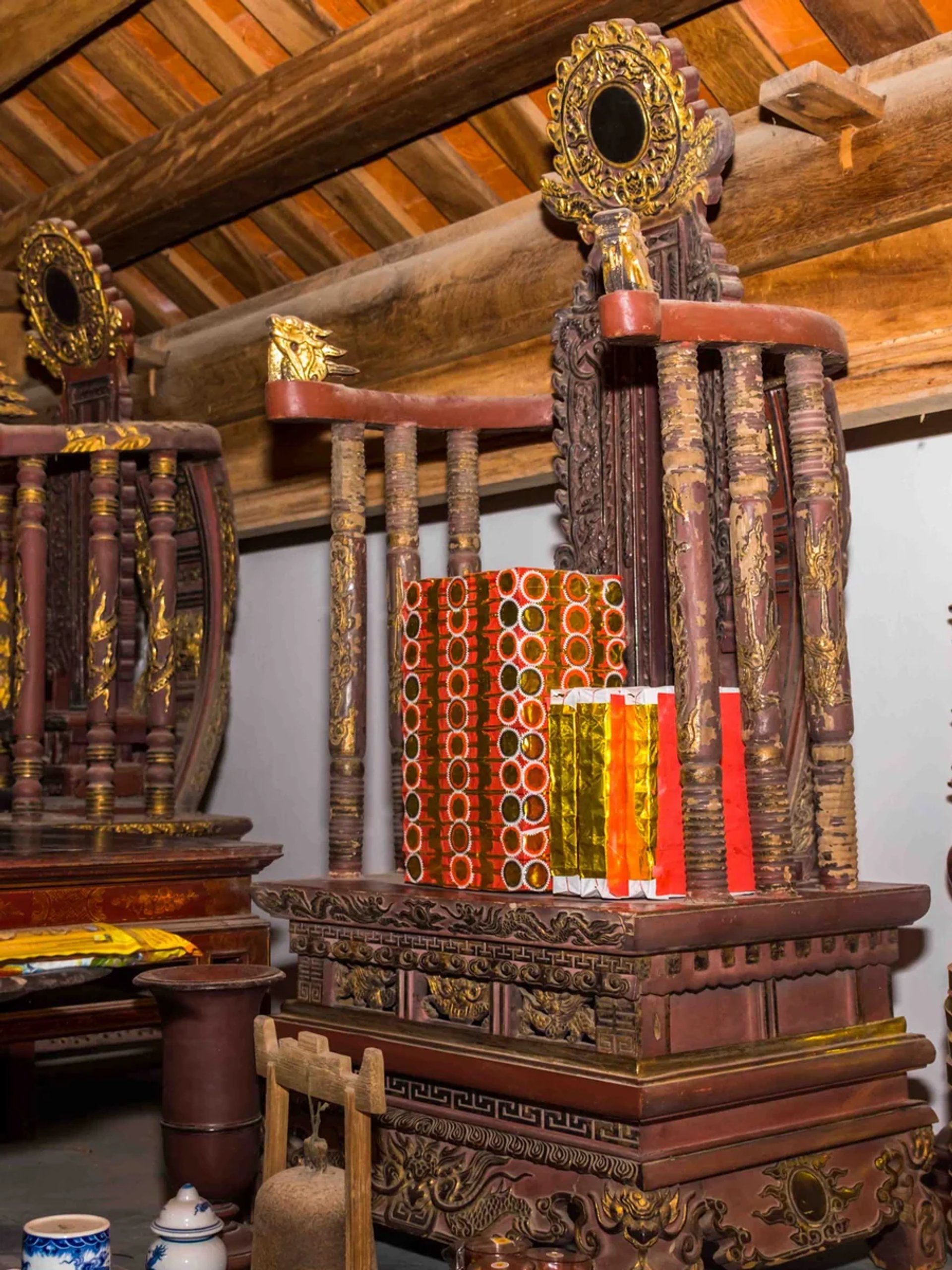 Không gian thờ tự và ngai bài vị phụng thờ phu nhân tại Miếu Nhà Cảnh