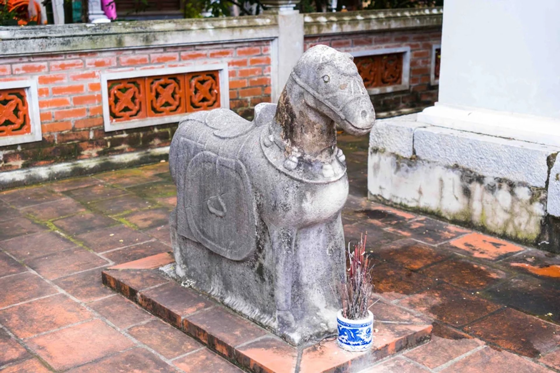 Đôi ngựa đá thế kỷ XVIII đứng chầu trước sân Miếu Vườn Chùa