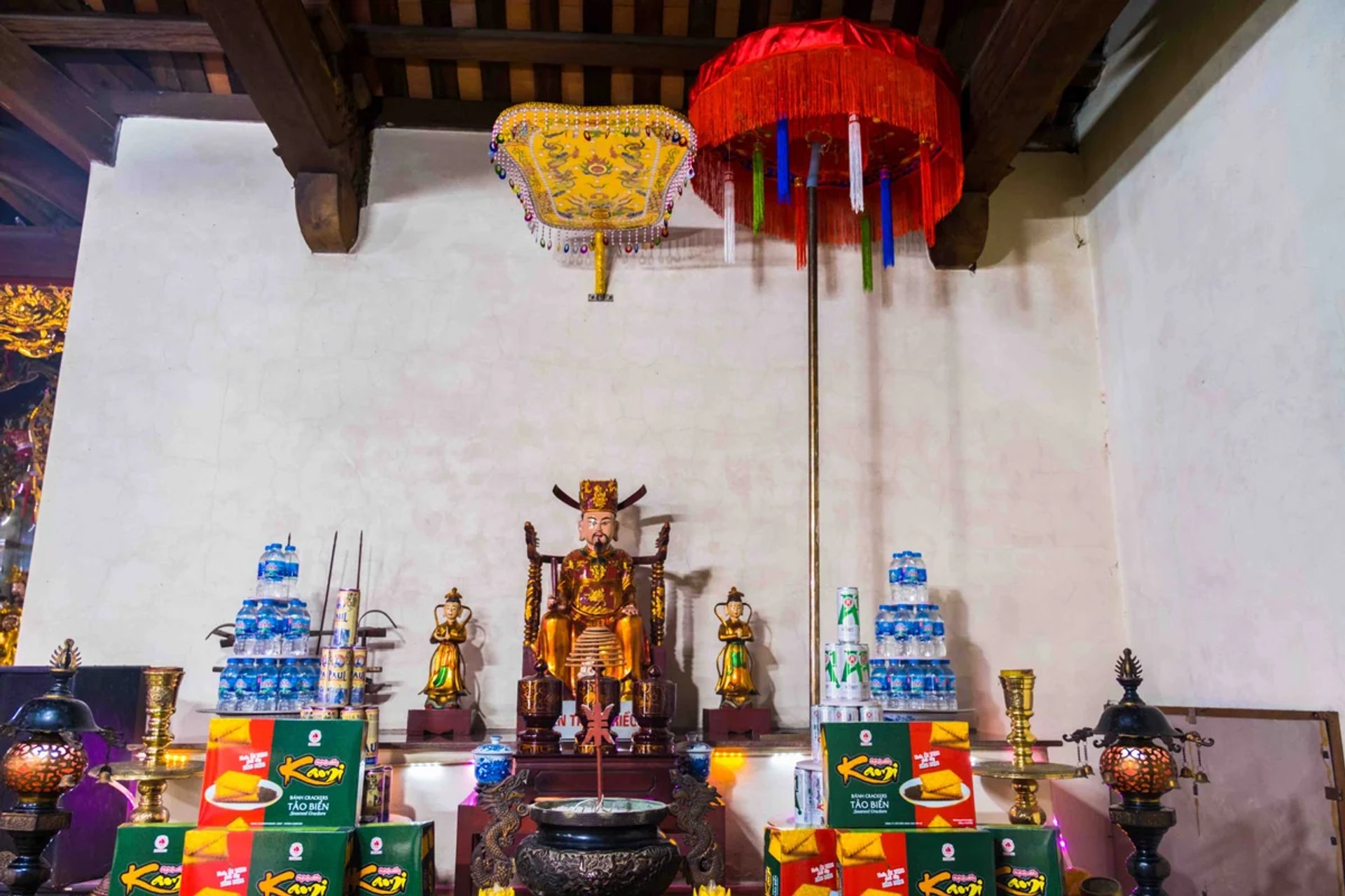Ban thờ Đức Ông tại tòa Tiền đường