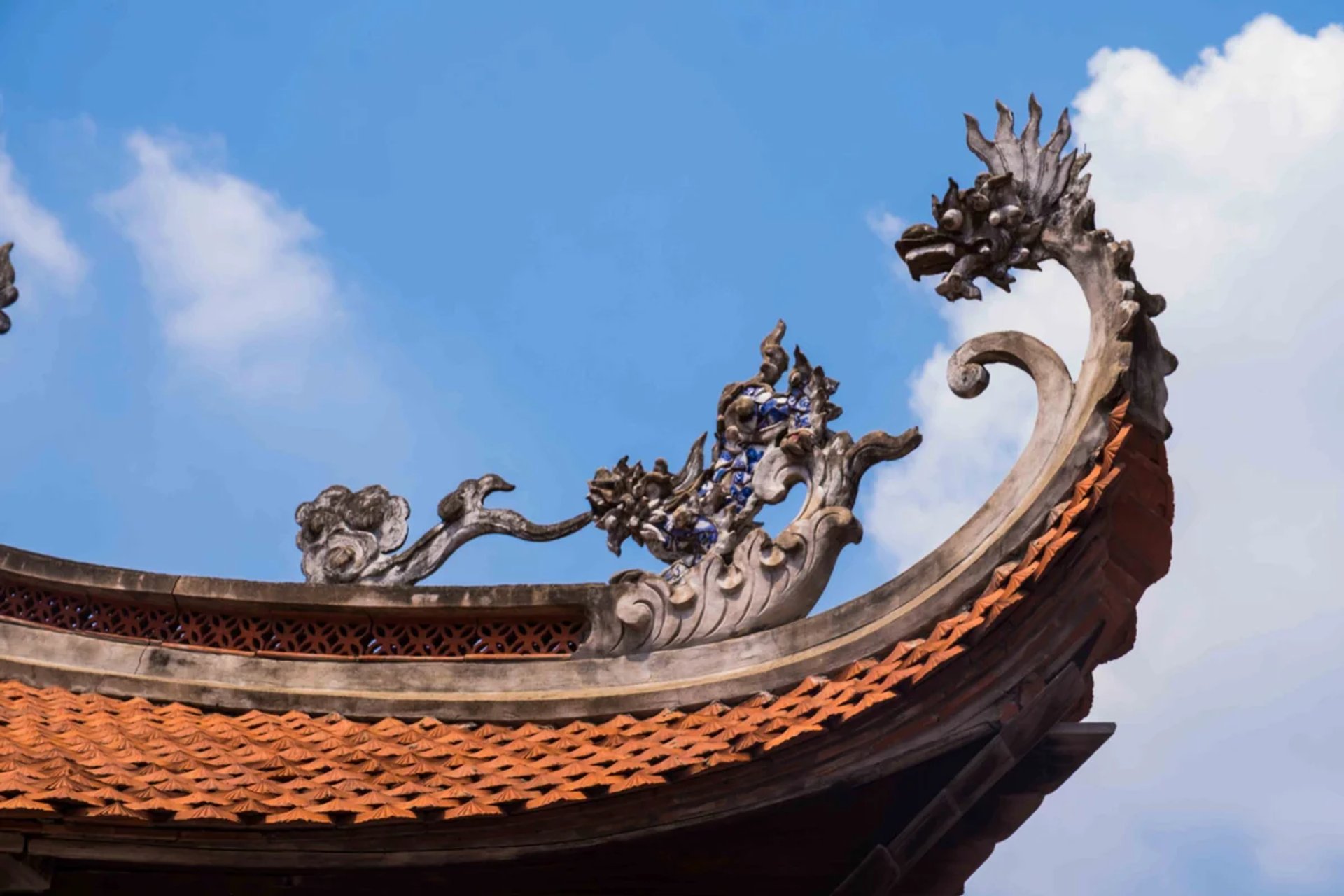 Đao mái cong uốn lượn chạm rồng rêu phong cổ kính