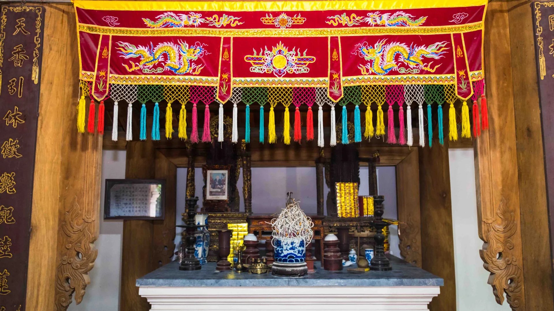Gian thờ chính điện Miếu Nhà Cảnh