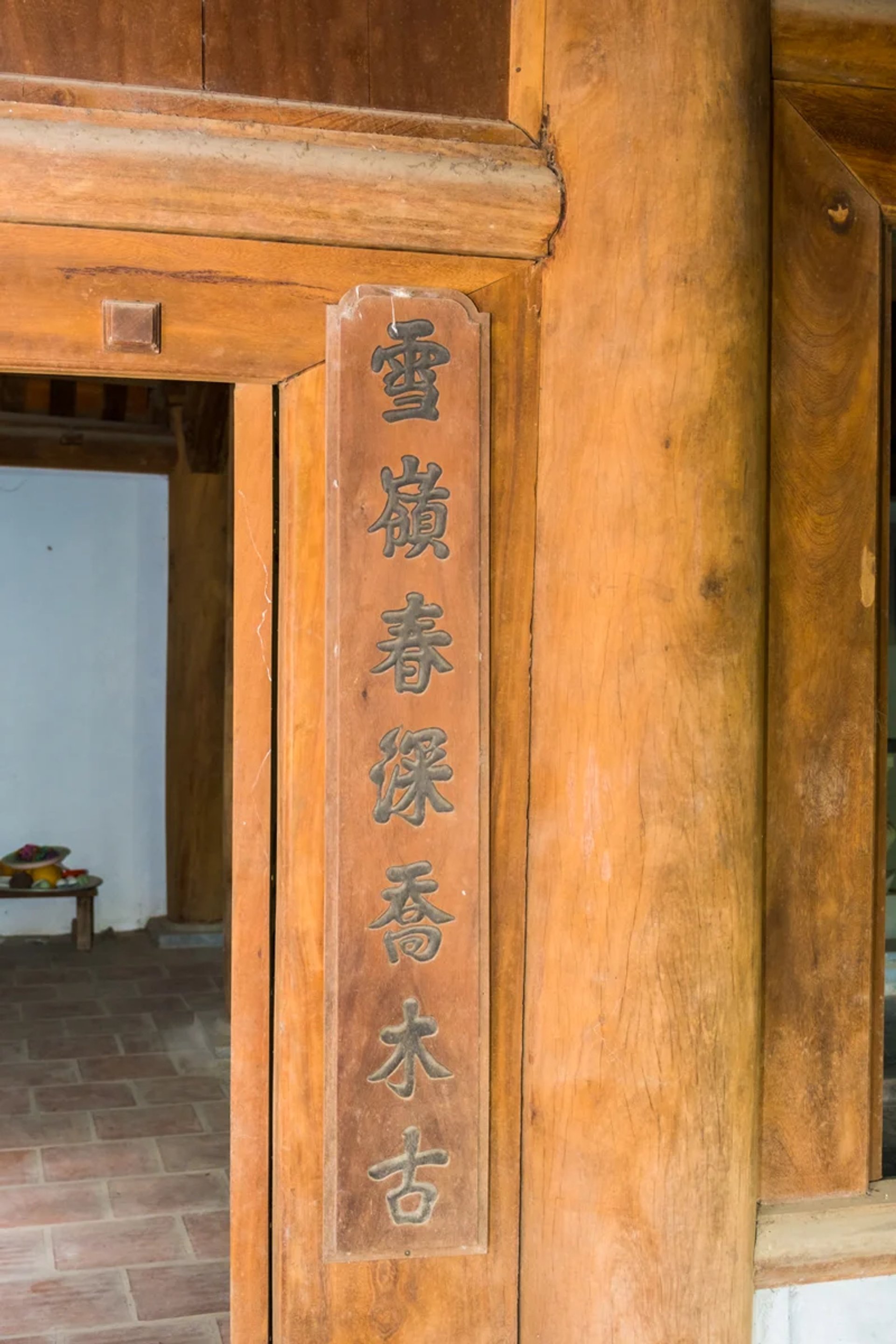 Bức câu đối gỗ khắc vế 'Tuyết Lĩnh xuân thâm kiều mộc cổ'