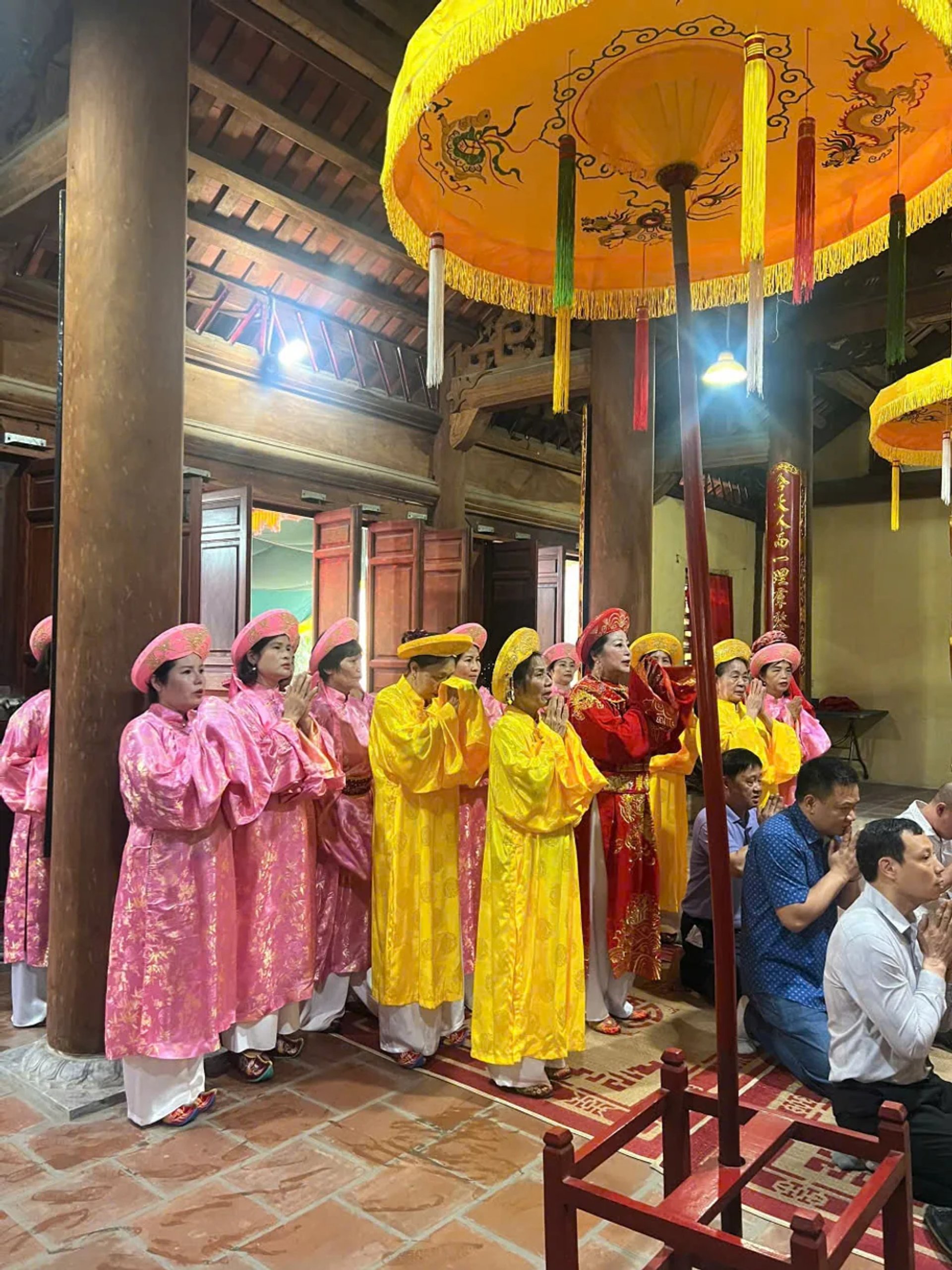 Đoàn tế lễ dưới tán lọng vàng hội Đền Phú Thứ