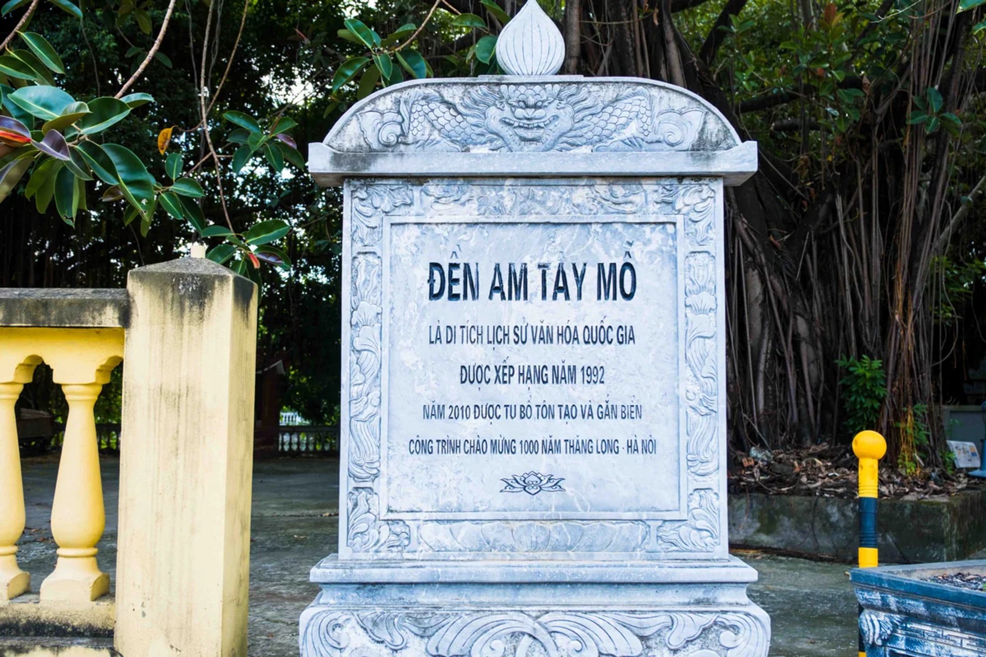 Bia đá Di tích Lịch sử - Văn hóa Quốc gia Đền Am xếp hạng năm 1992