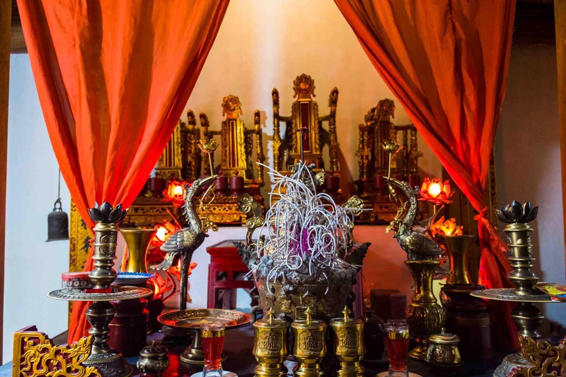 Không gian ban thờ chính diện Hậu cung Đình An Thái