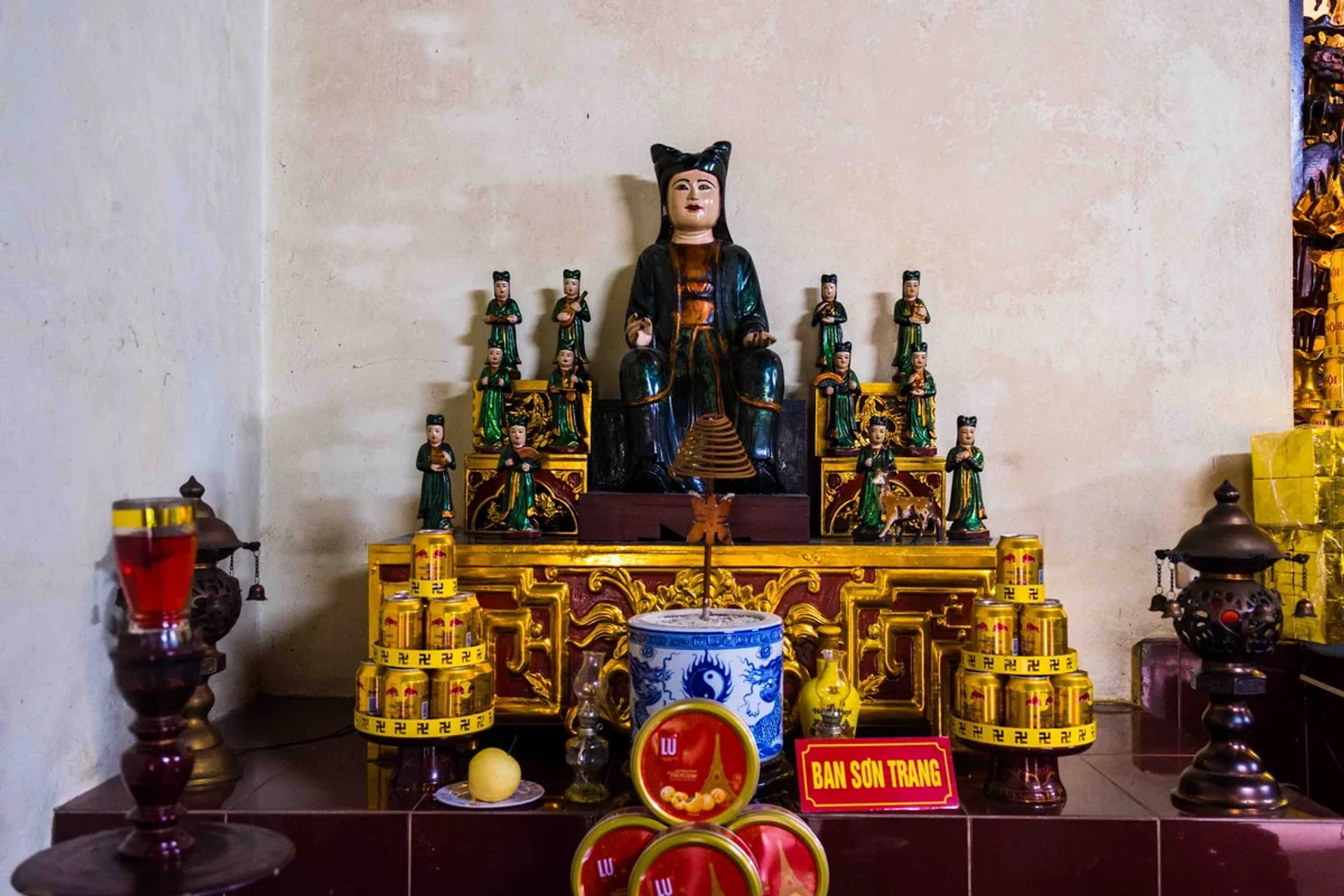 Ban Chúa Sơn Trang trong Điện Mẫu