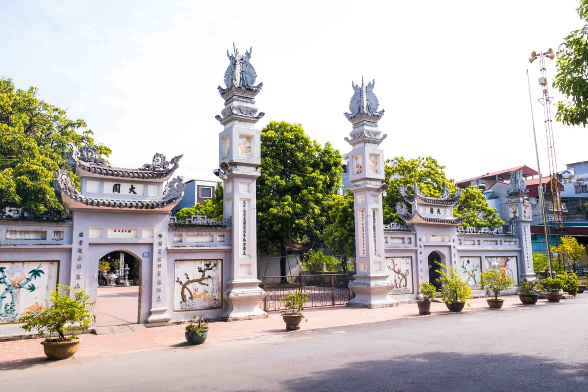 Cổng Nghi môn tứ trụ và lối vào sân đình Đại Mỗ