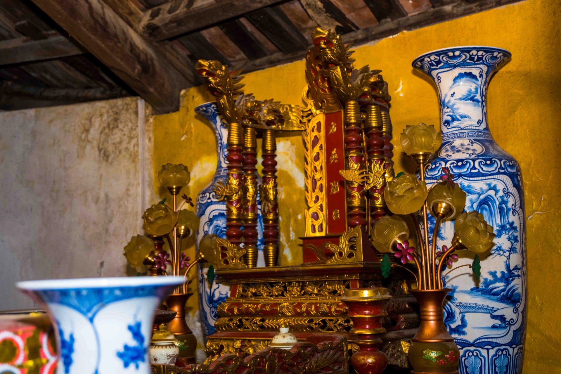 Không gian thờ phụng nữ tướng Ả Lã Nàng Đê tại Đình Tây Mỗ