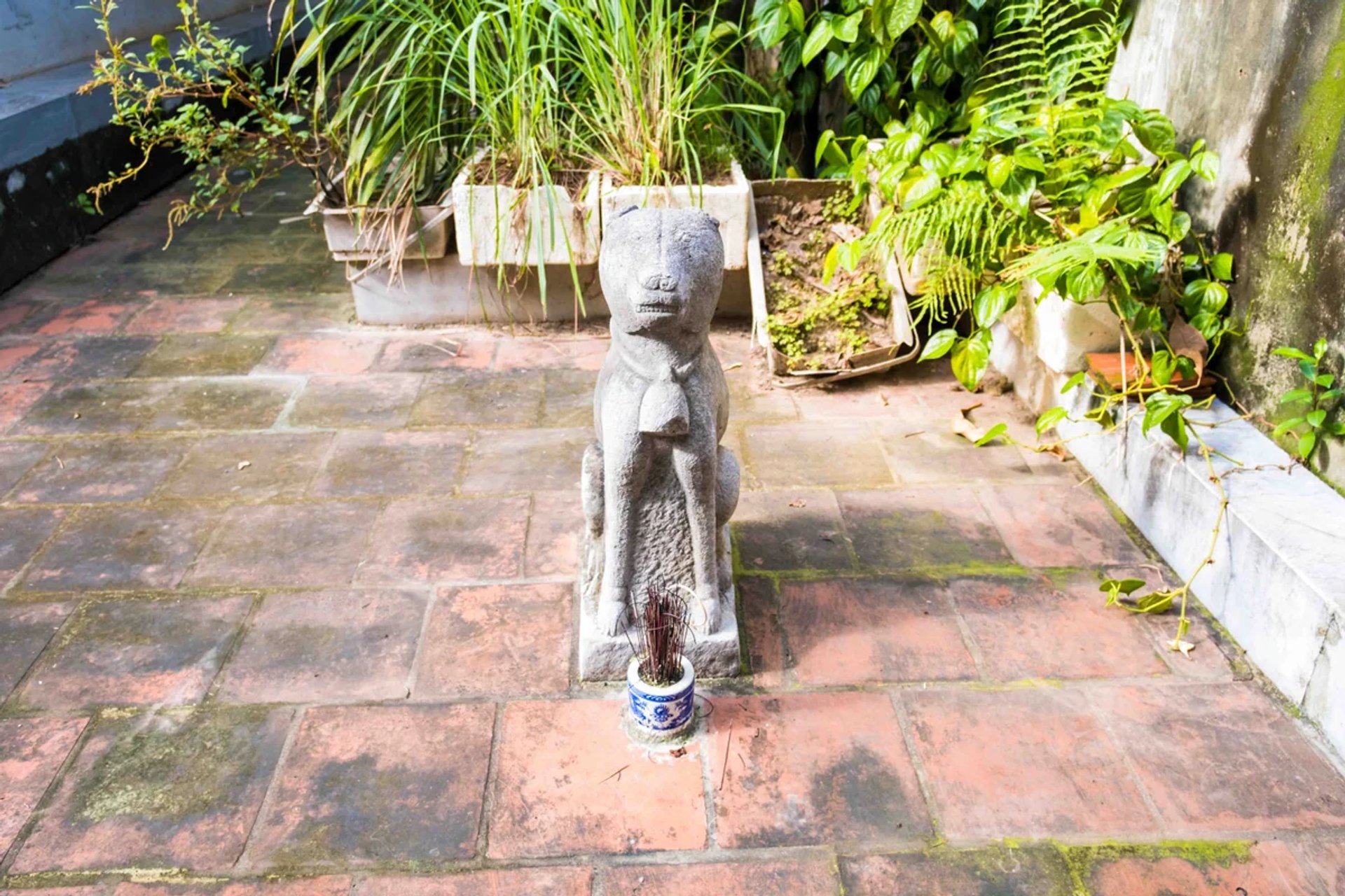 Tượng chó đá (thạch khuyển) gác cổng