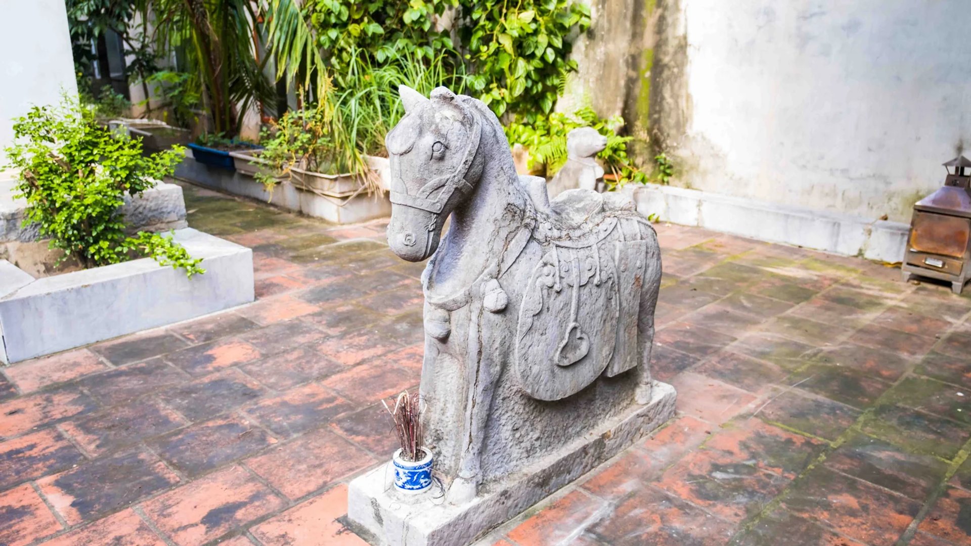 Tượng ngựa đá cổ tạc thế kỷ XVIII