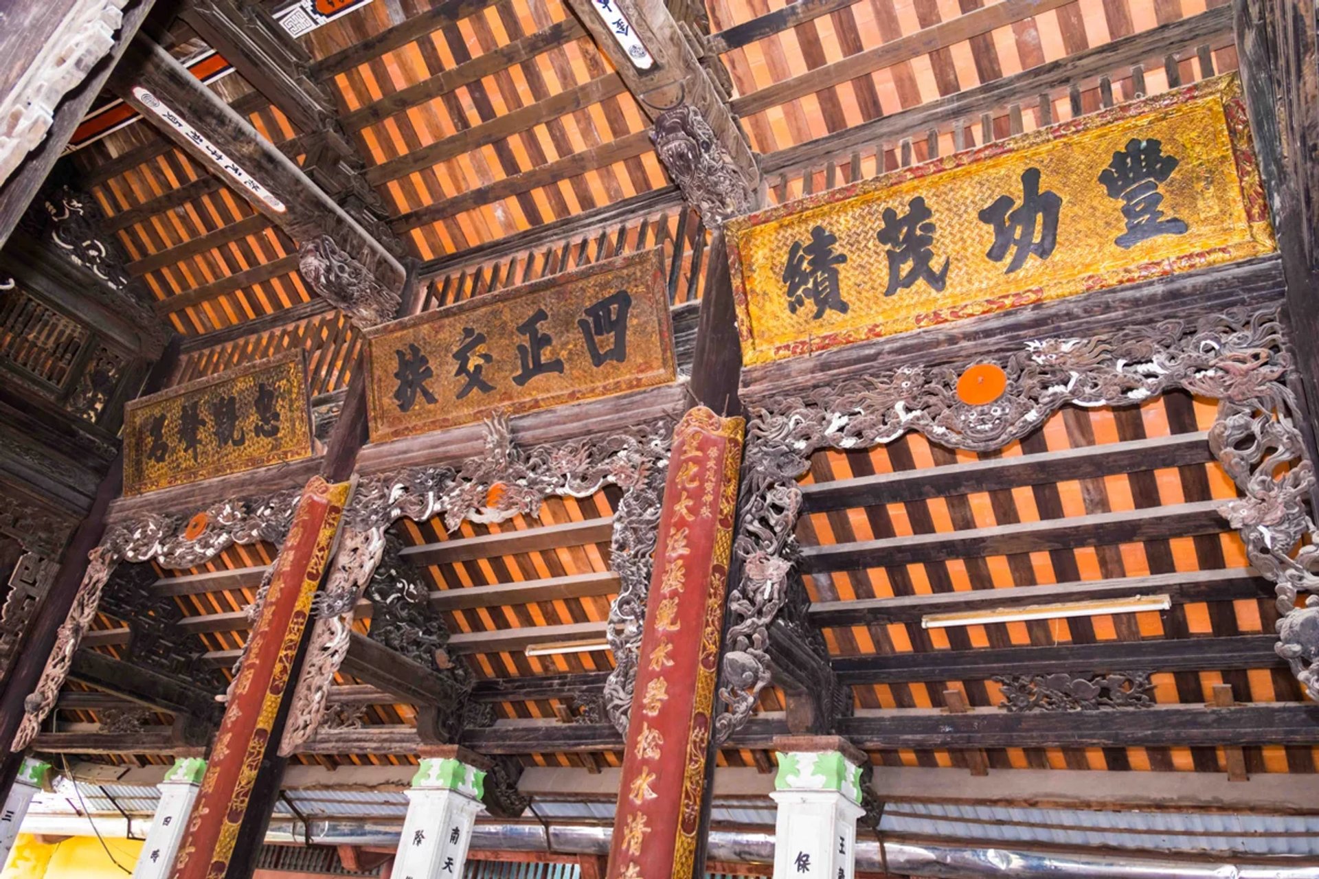 Khám thờ và long ngai sơn son thếp vàng