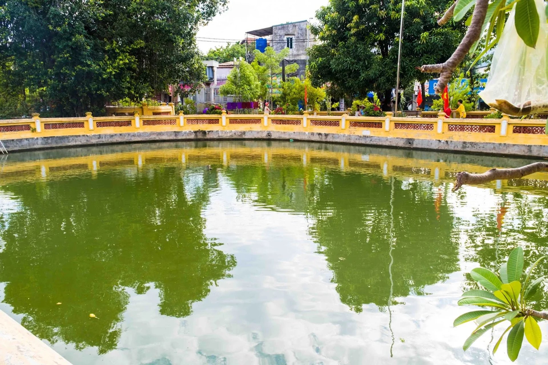 Giếng đình hình tròn phong thủy với lan can hoa văn vàng