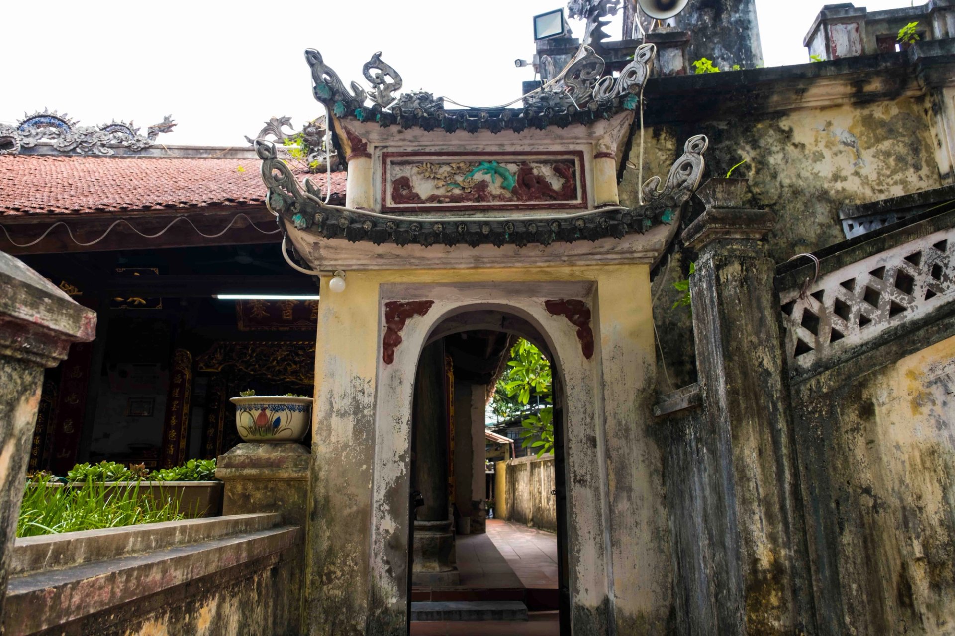 Lối vào mang cá và tường gạch cổ