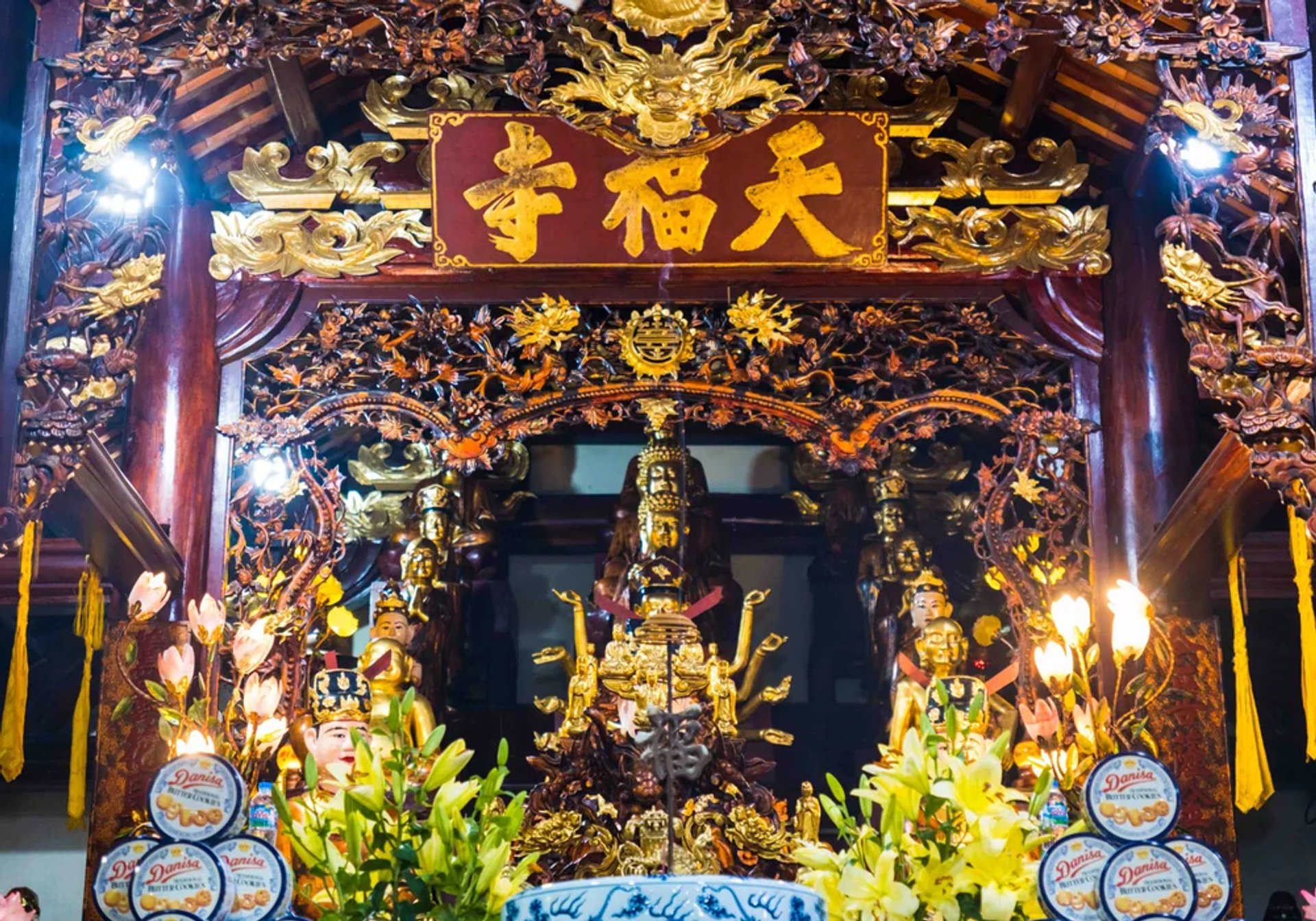 Tượng Quan Âm Thập nhị tý và chư Phật thời Lê