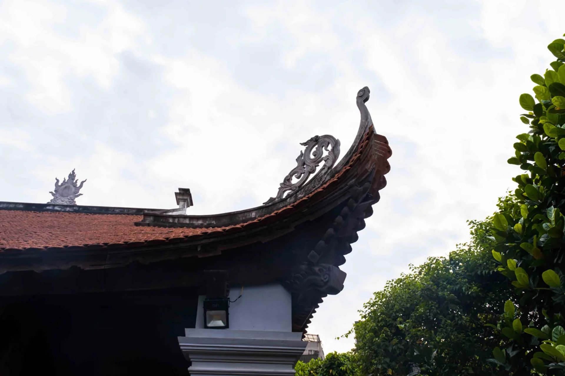 Đầu đao mái ngói ri cong vút của Miếu Vườn Chùa