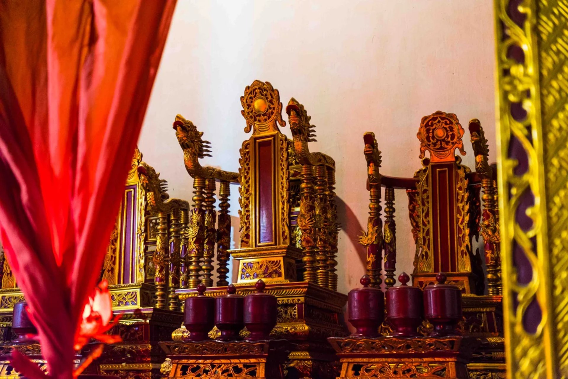 Long ngai bài vị phối thờ Nữ tướng Ả Lã Nàng Đê