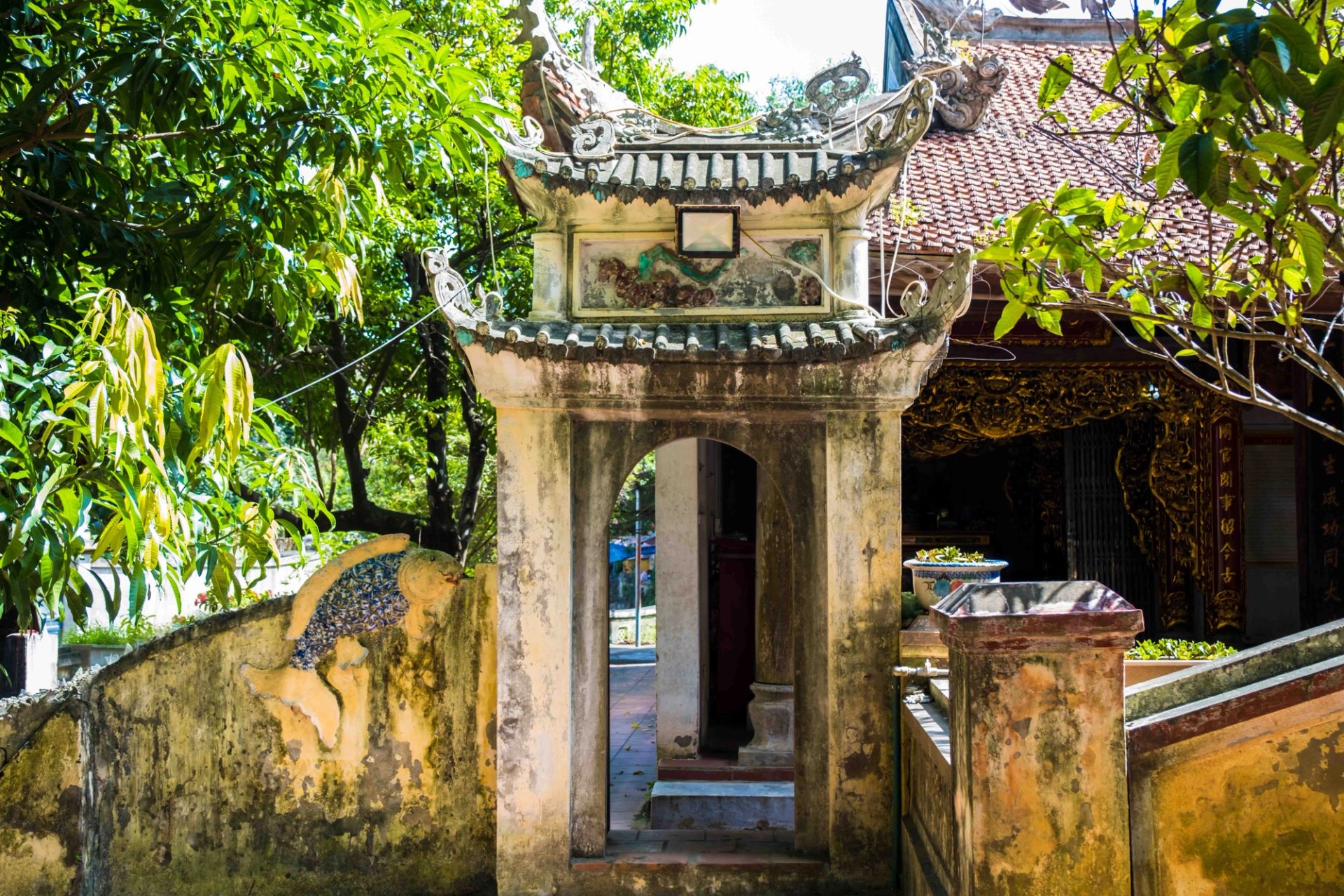 Lối vào mang cá và tường gạch cổ